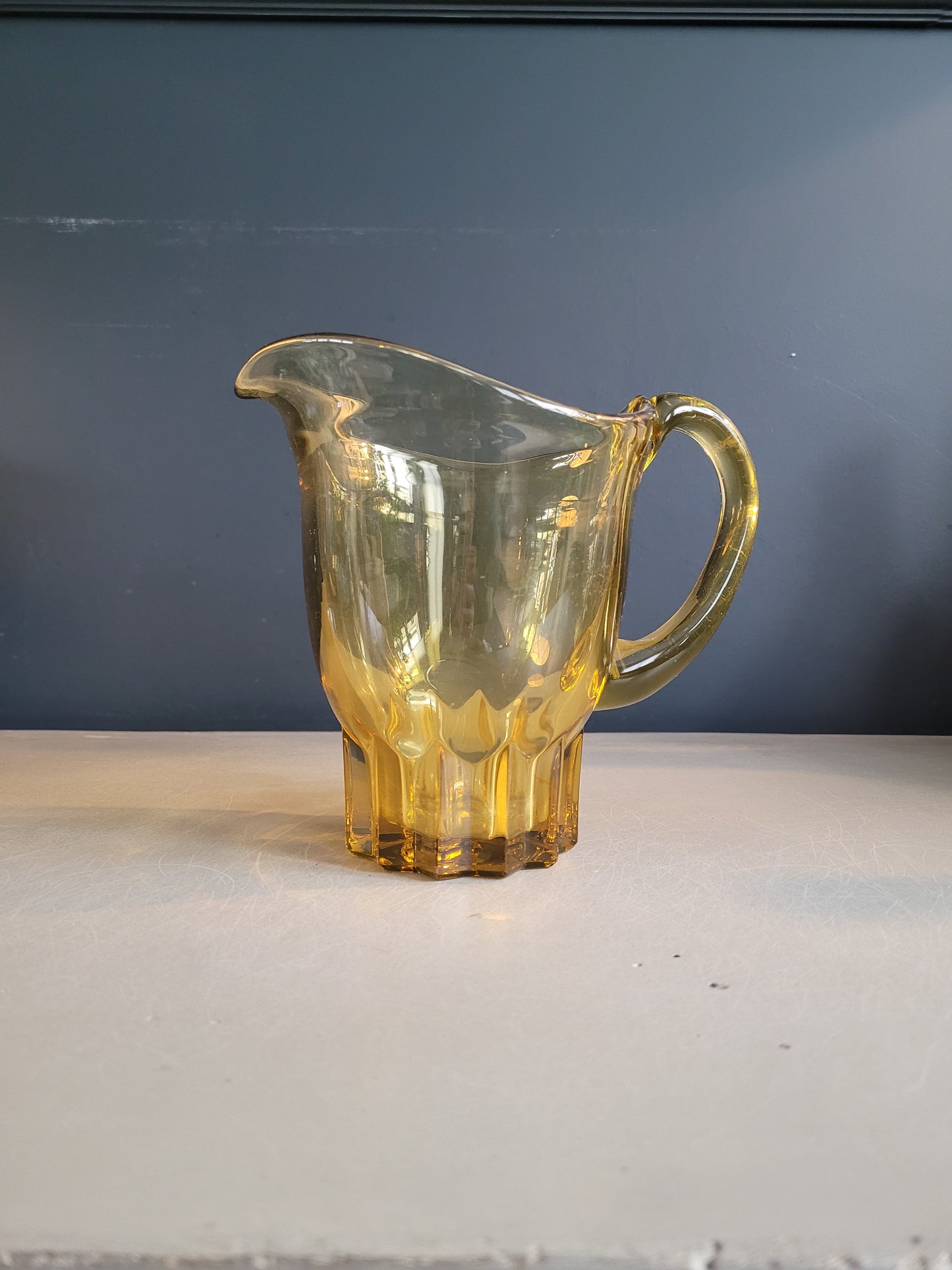 Pichet vintage en verre teinté jaune - Ref 154