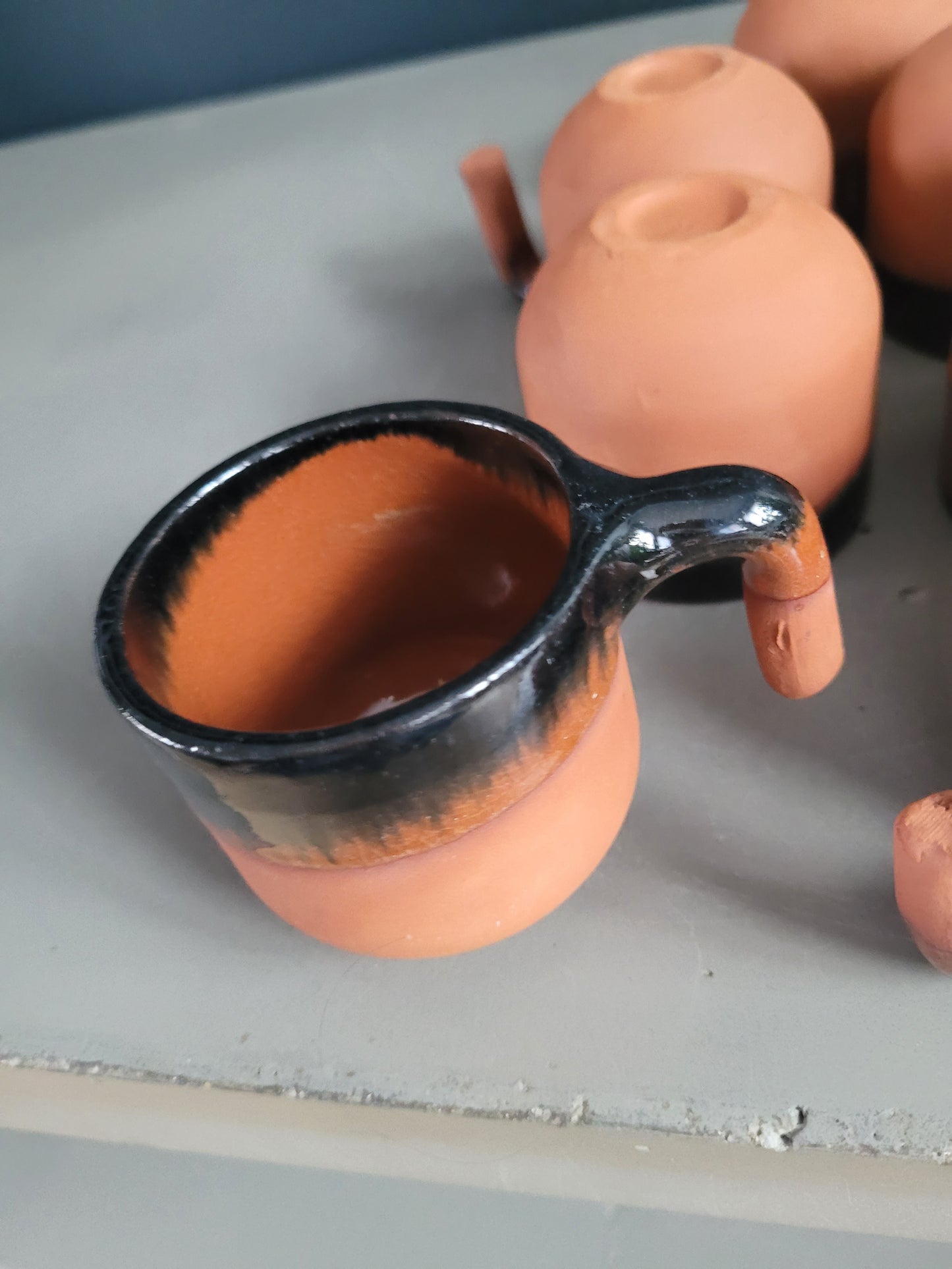 Lot de 7 tasses à café en terre cuite émaillée- Ref 520