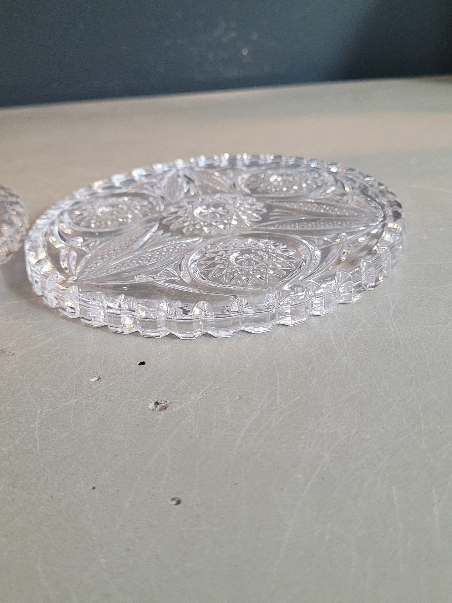 Paire de dessous de bouteilles en verre ciselé - Ref 975