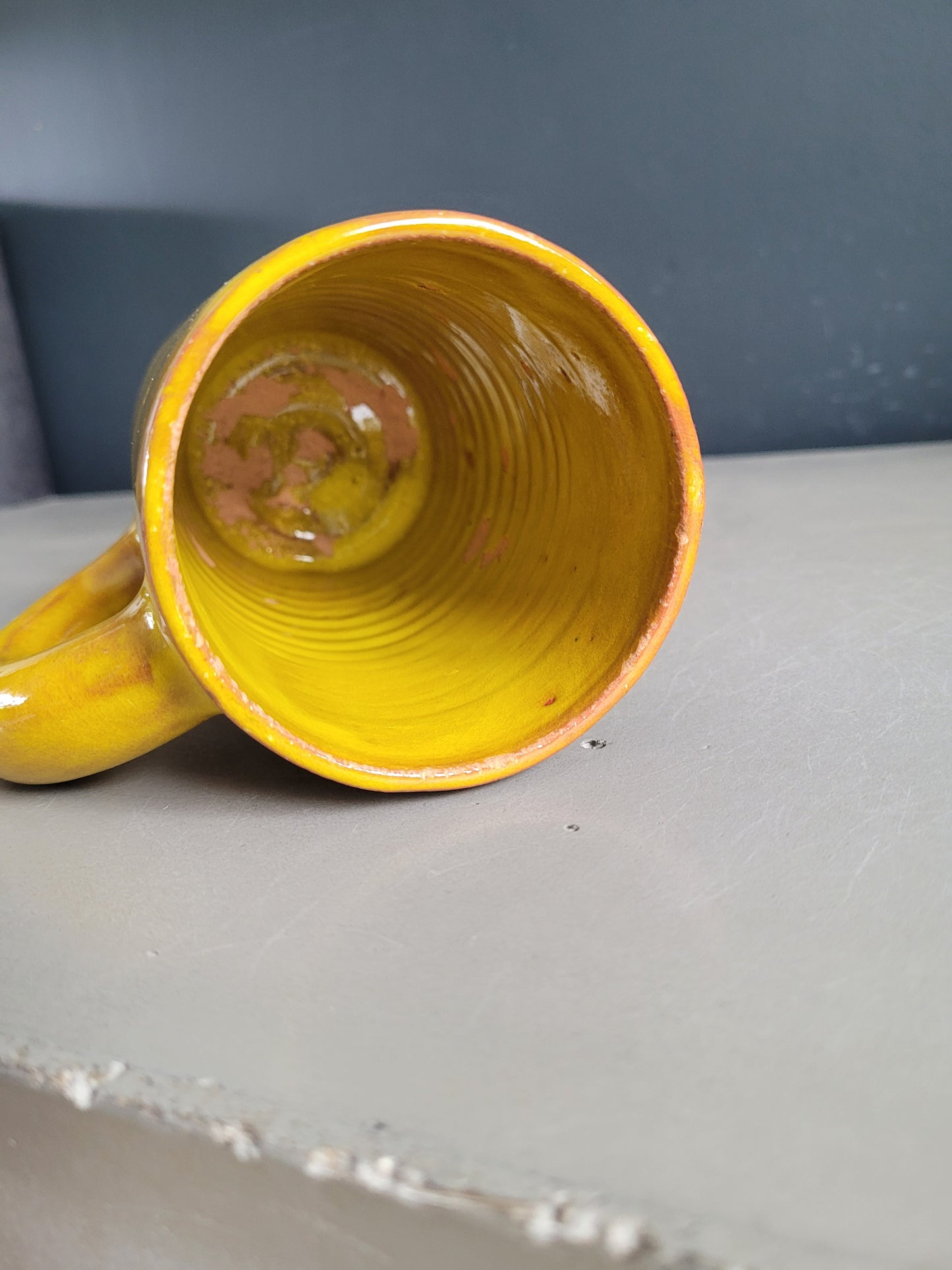 Mug en terre cuite vernissée moutarde signé / tasse - Ref 370