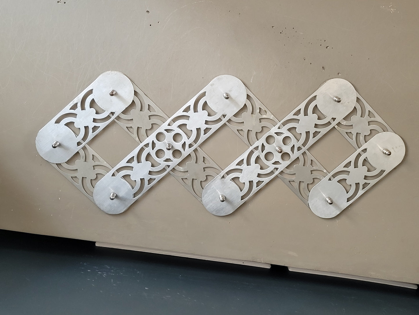 Grand dessous de plat articulé en inox - Ref 404