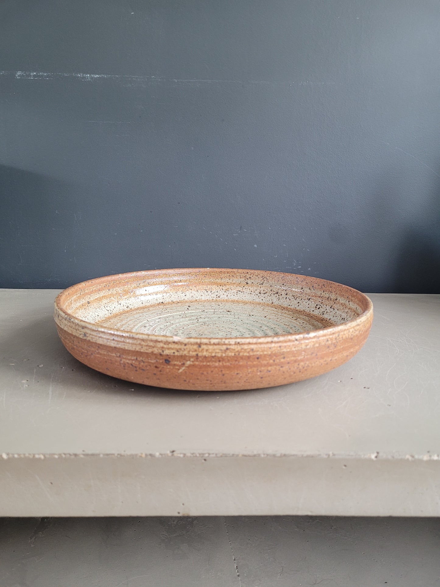 Plat rond vintage en grès pyrité - Ref 476