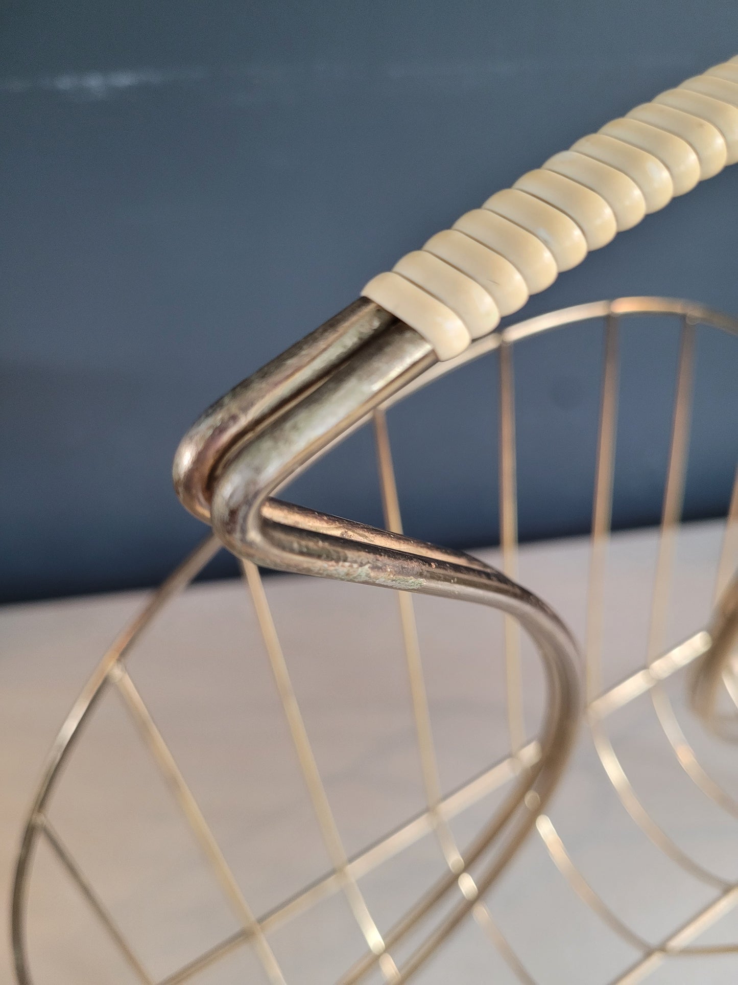 Porte-revues vintage en métal doré - Ref 379