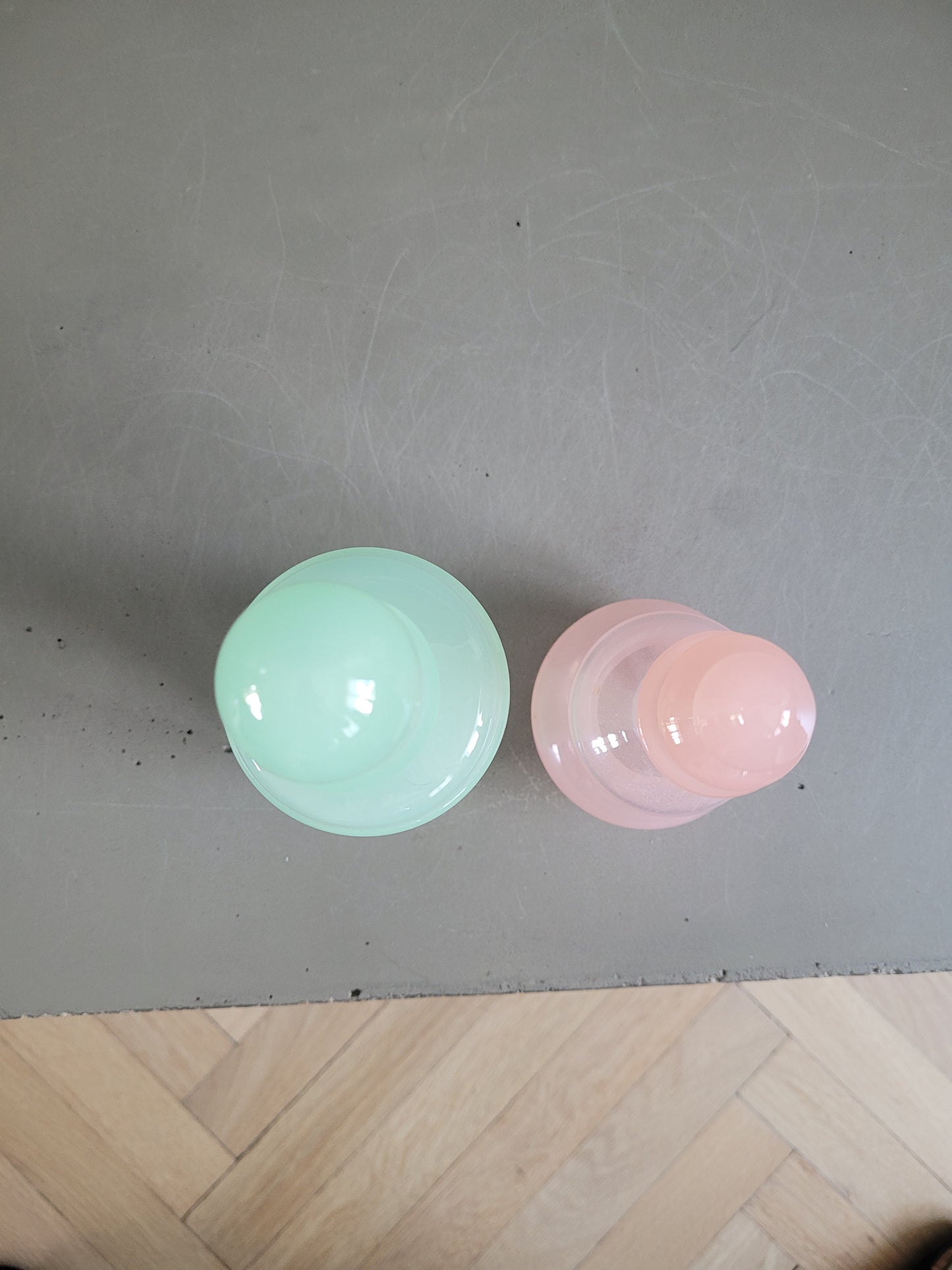 Lot de 2 flacons en verre opaline- Ref 424