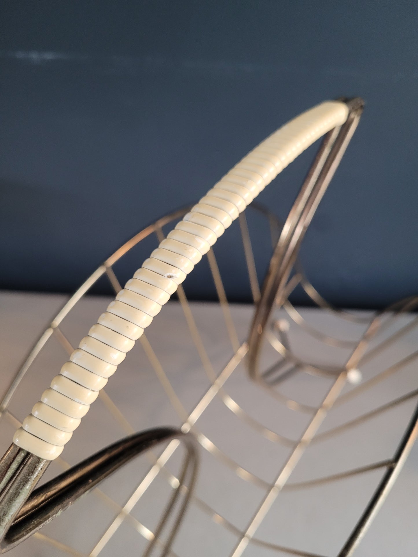 Porte-revues vintage en métal doré - Ref 379