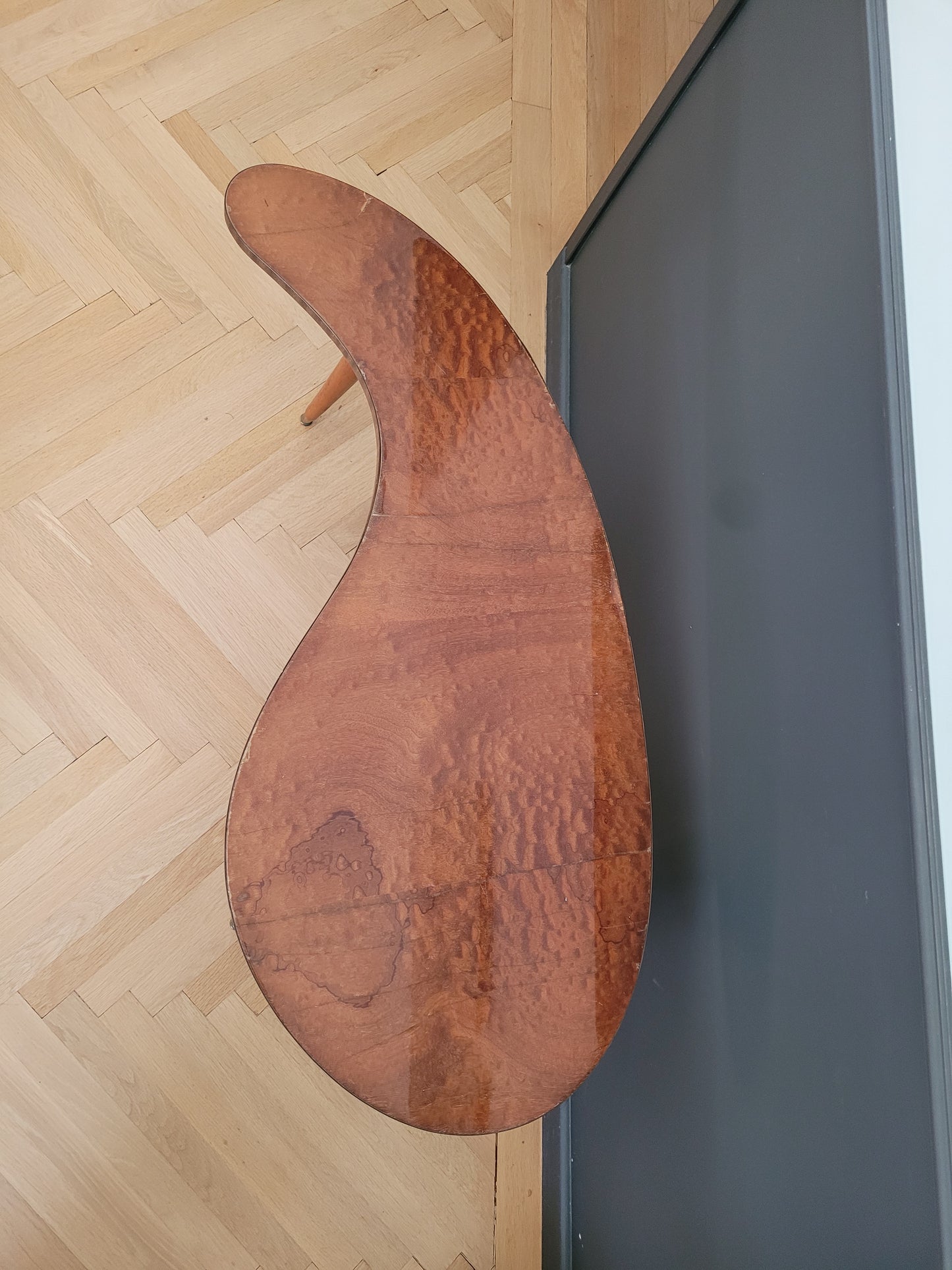 Table basse haricot années 50 en loupe d'orme - Ref 637