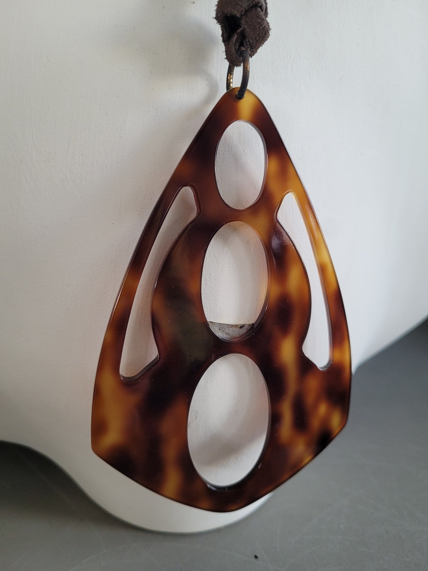 Collier pendentif en acétate façon écailles et cordon cuir - Ref 651