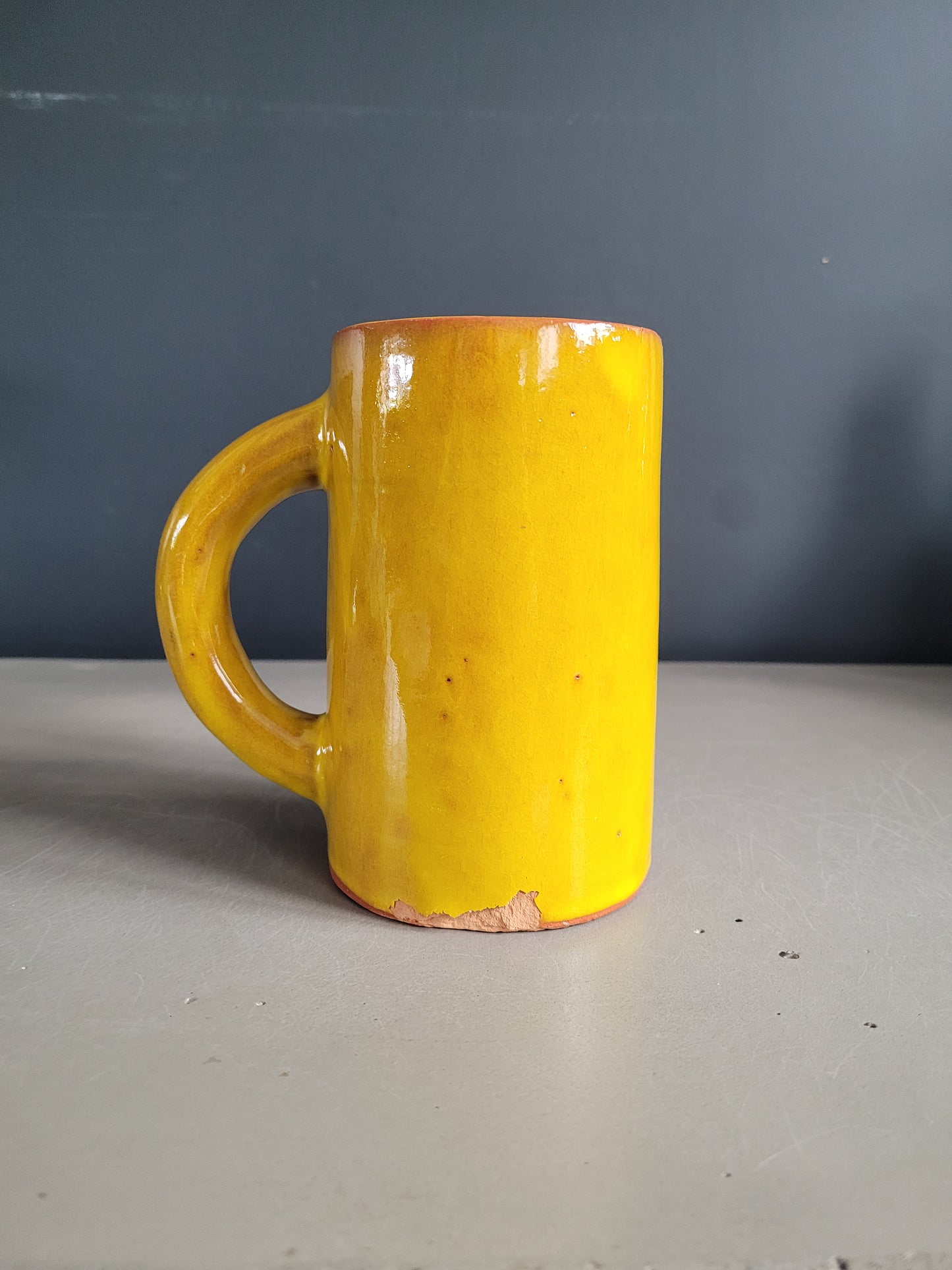 Mug en terre cuite vernissée moutarde signé / tasse - Ref 370