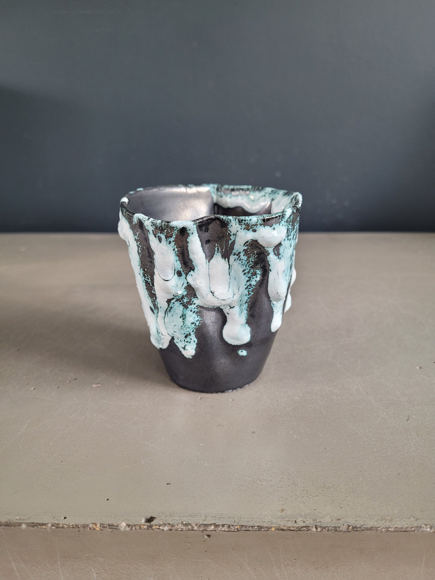 Tasse Émaux des Glaciers, atelier Cyclope, Charles Cart Annecy - Ref 391