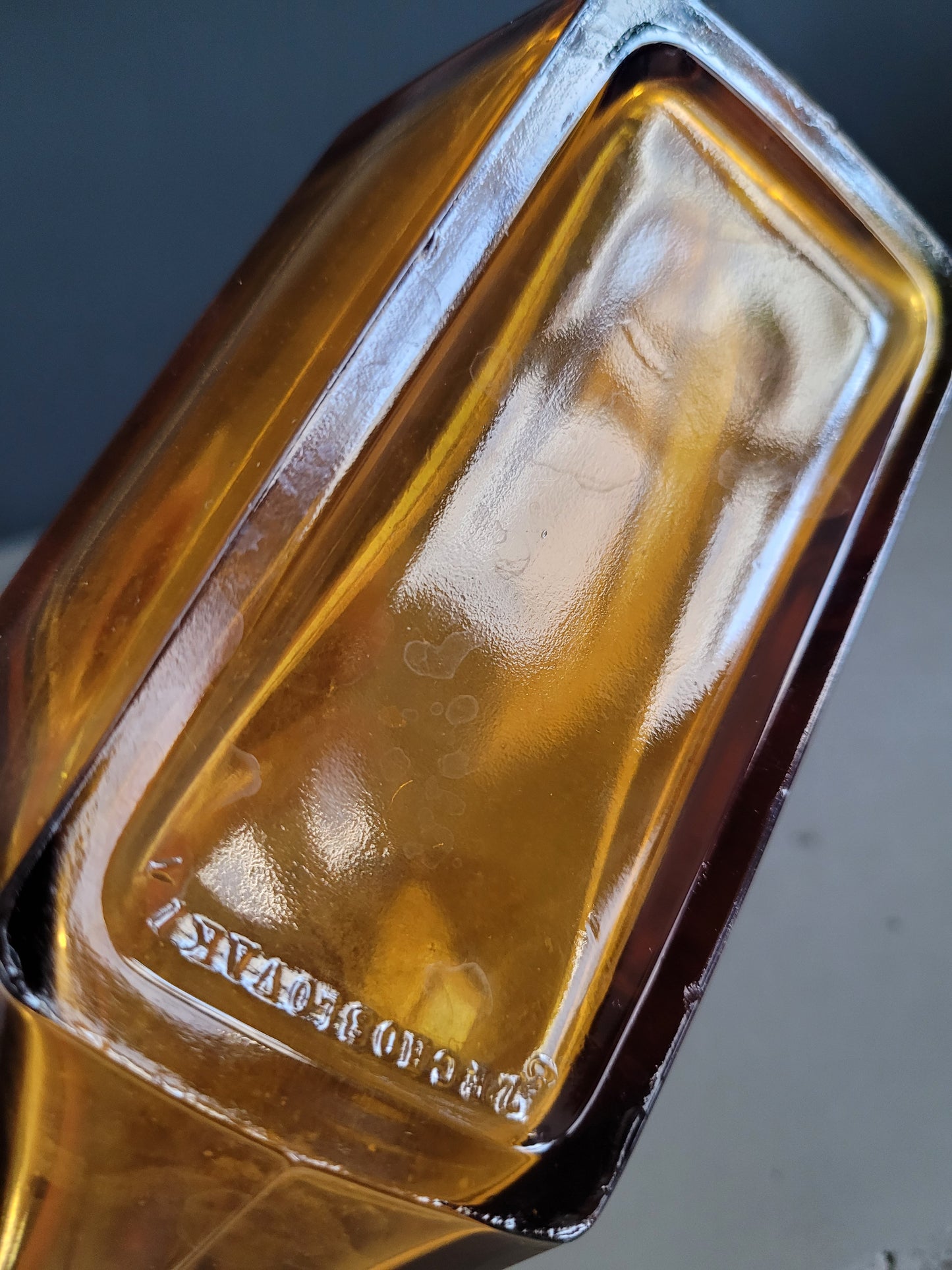 Carafe à liqueur art déco en verre ambré- Ref 302
