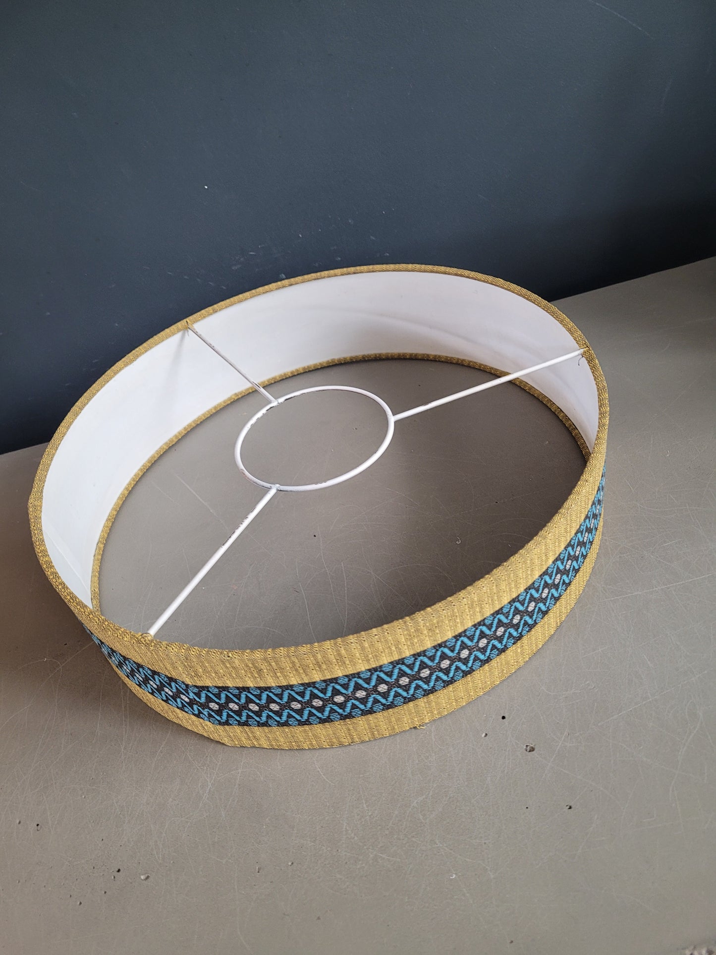 Suspension vintage globe en verre moulé et abat-jour- ref 619