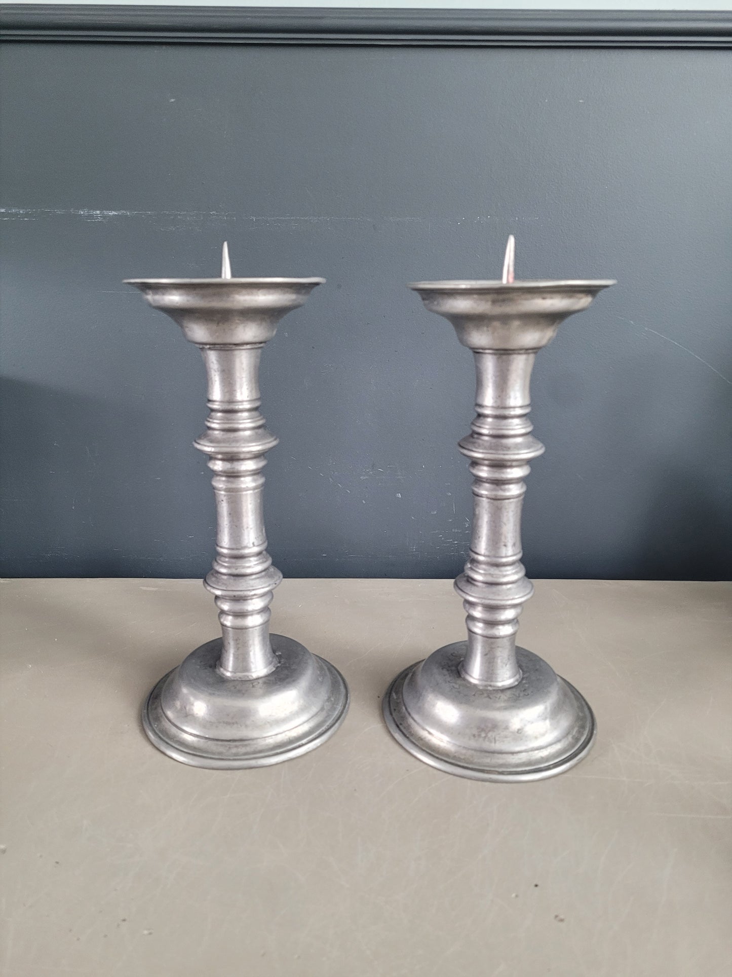 Paire de bougeoirs liturgiques en étain gravés et poinconnés - Ref 482