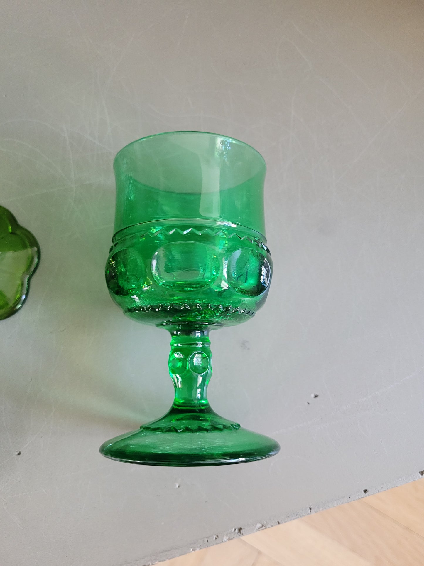 Ensemble de 6 verres en verre moulé vert - Ref 512