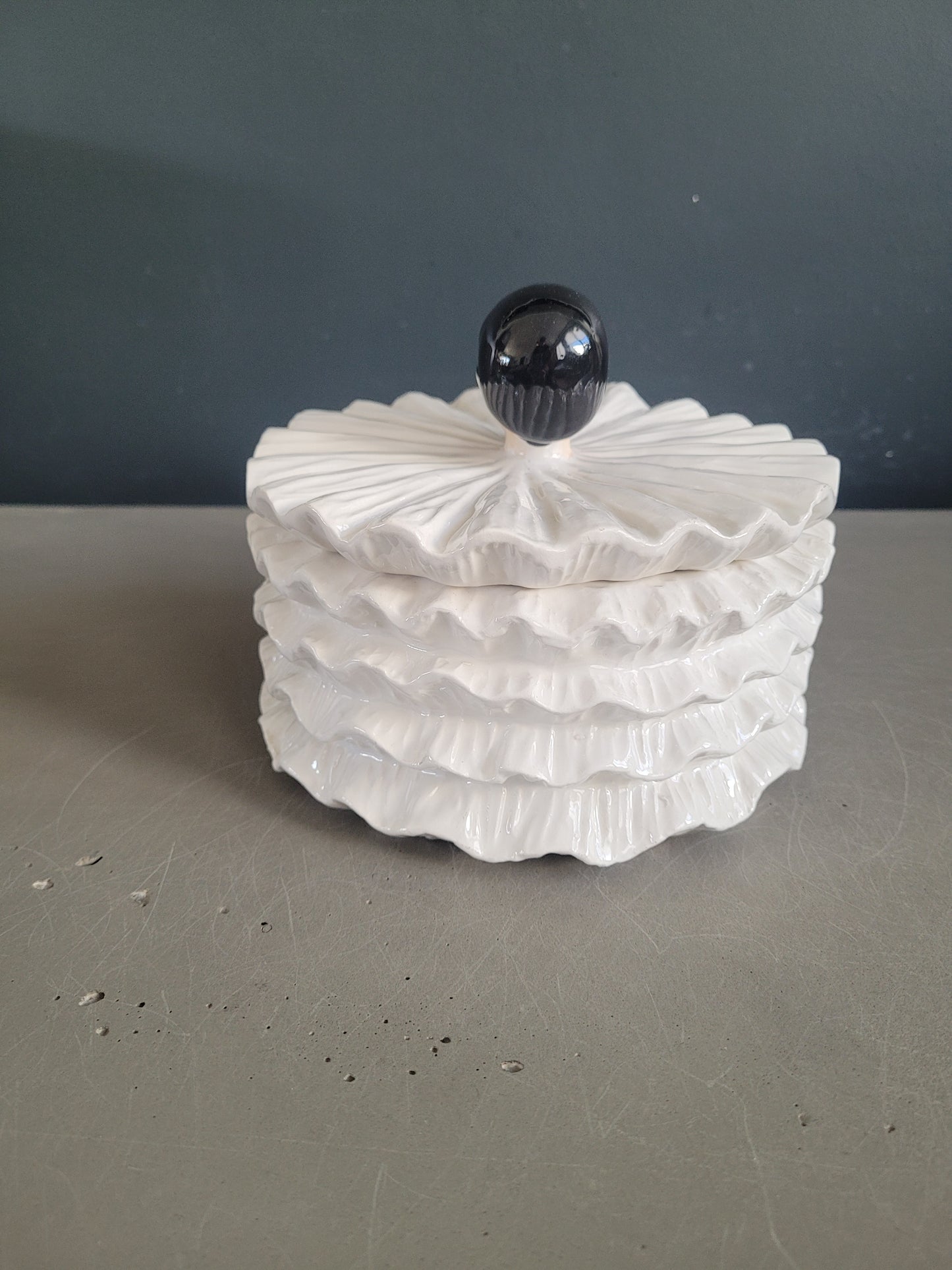 Bonbonnière Pierrot ancienne en porcelaine- Ref 606