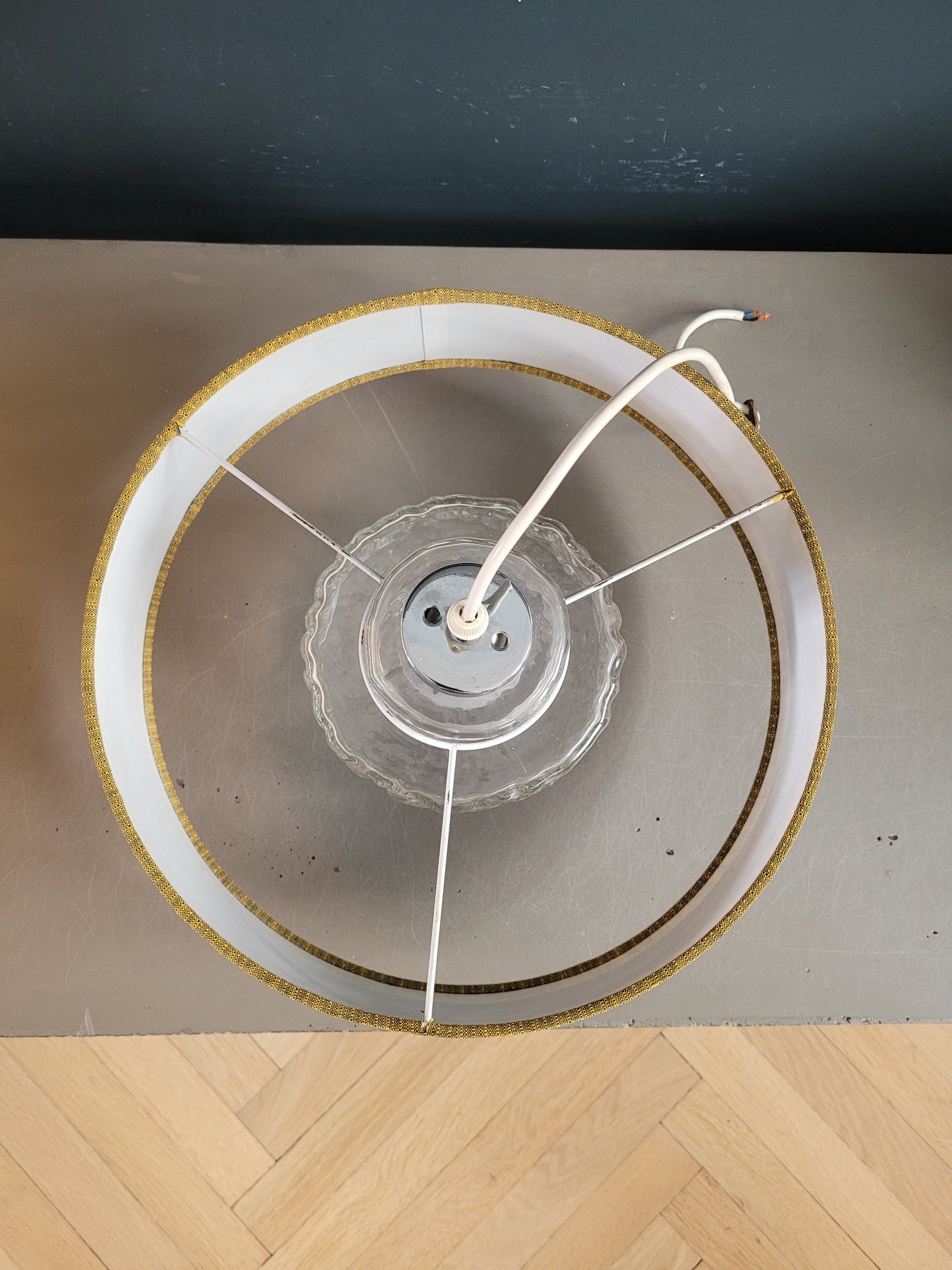 Suspension vintage globe en verre moulé et abat-jour- ref 619