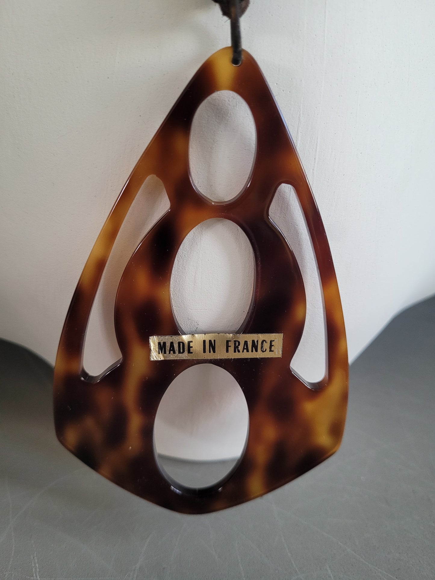 Collier pendentif en acétate façon écailles et cordon cuir - Ref 651