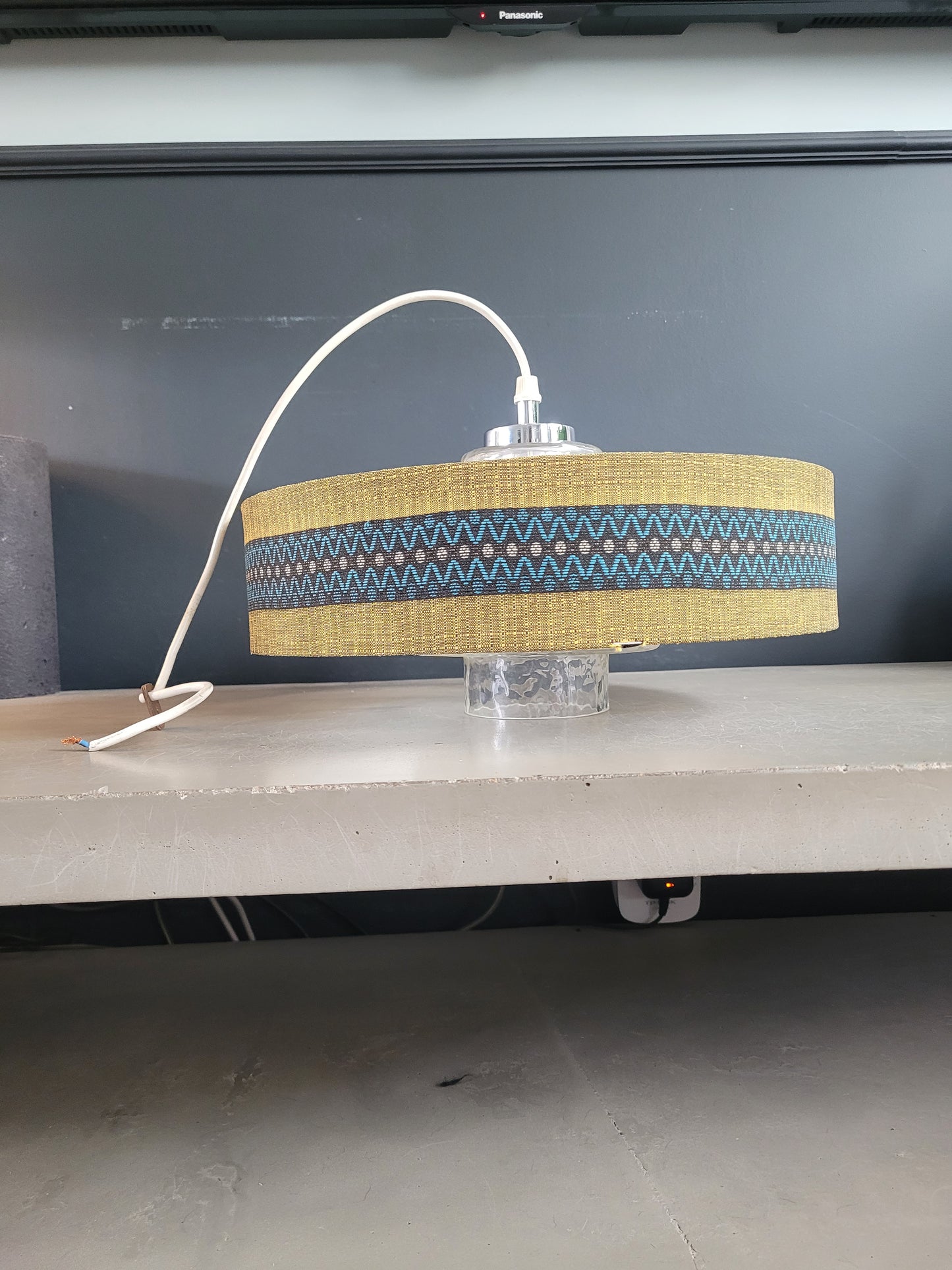 Suspension vintage globe en verre moulé et abat-jour- ref 619