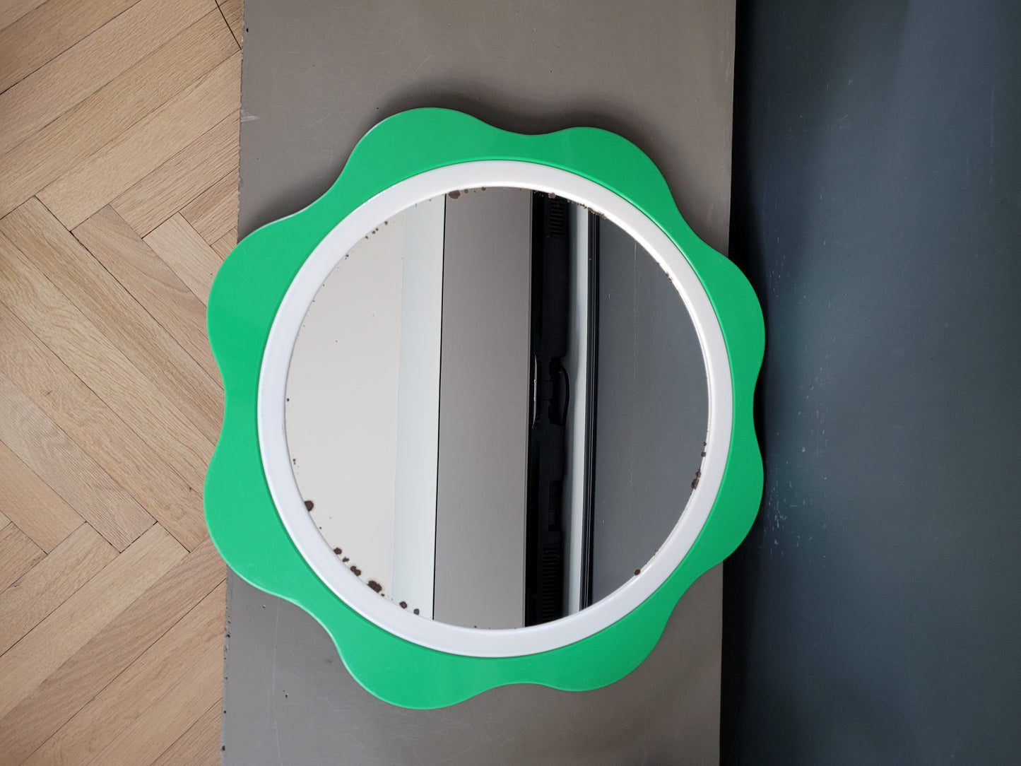 Miroir flower plastique du designer finlandais Makisen Kuvastin - Ref 508