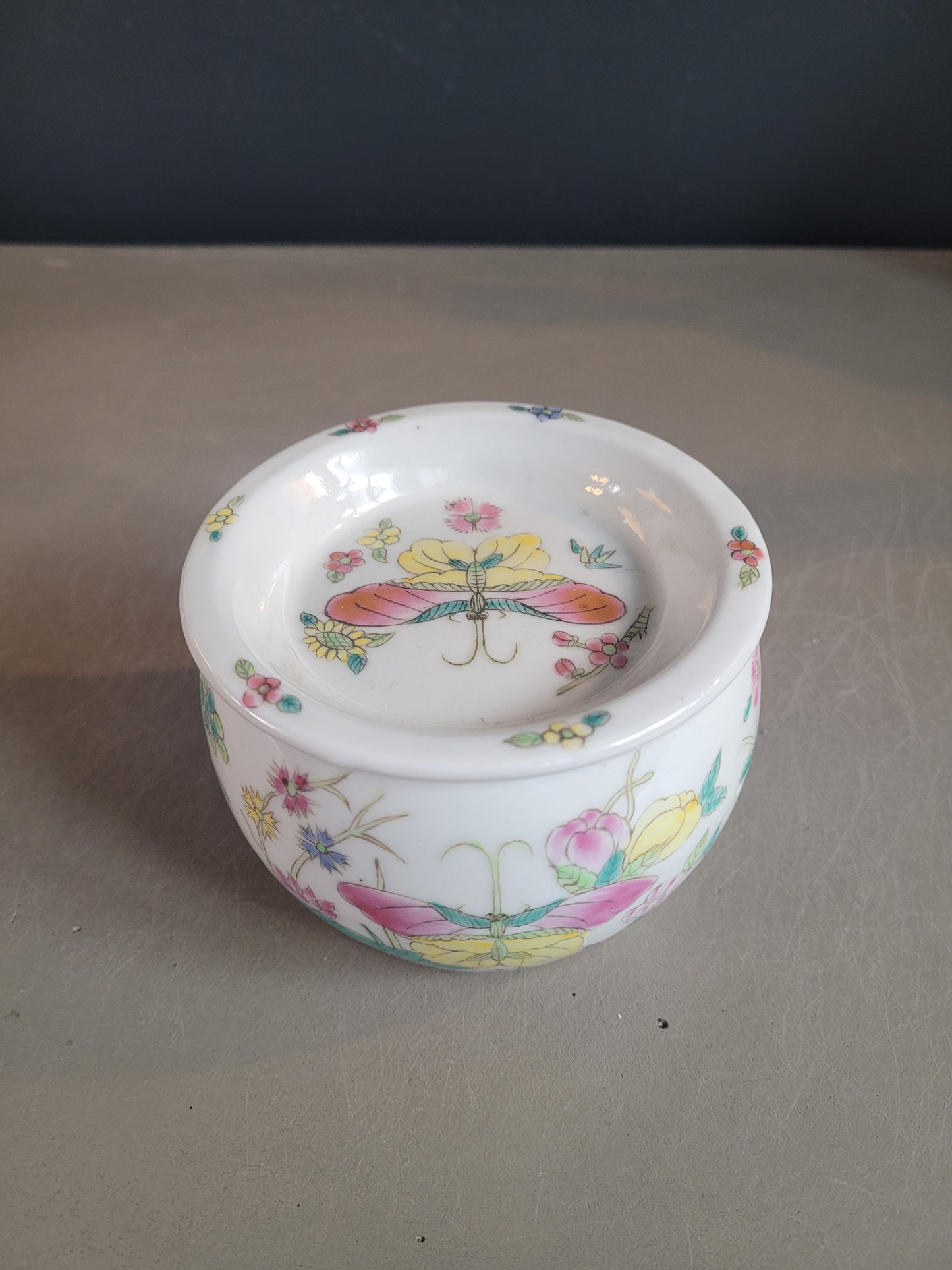 Boîte en porcelaine - Décors peints à la main - Ref 280
