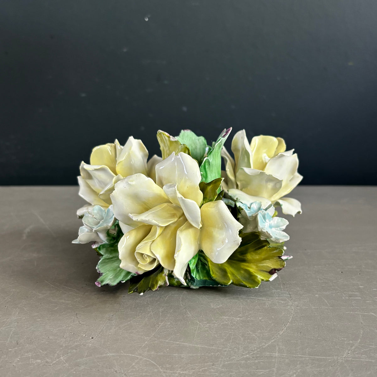 Bougeoir roses en barbotine de porcelaine - Capodimonte Italie - Ref 1378