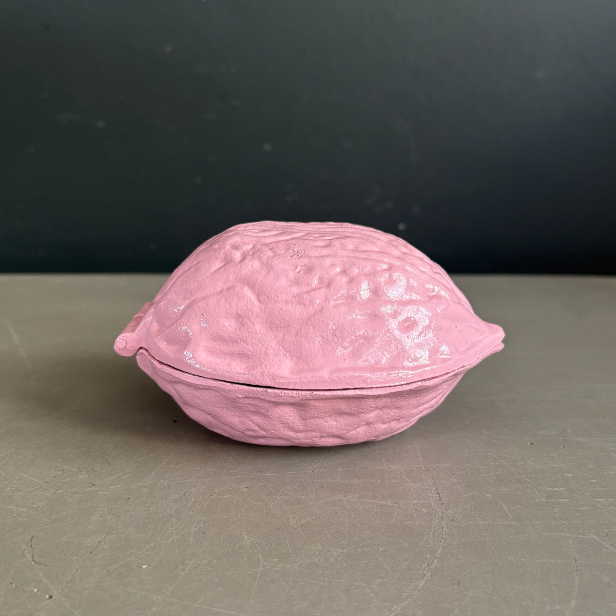 Casse-noix en fonte peinte en rose - Ref 1391