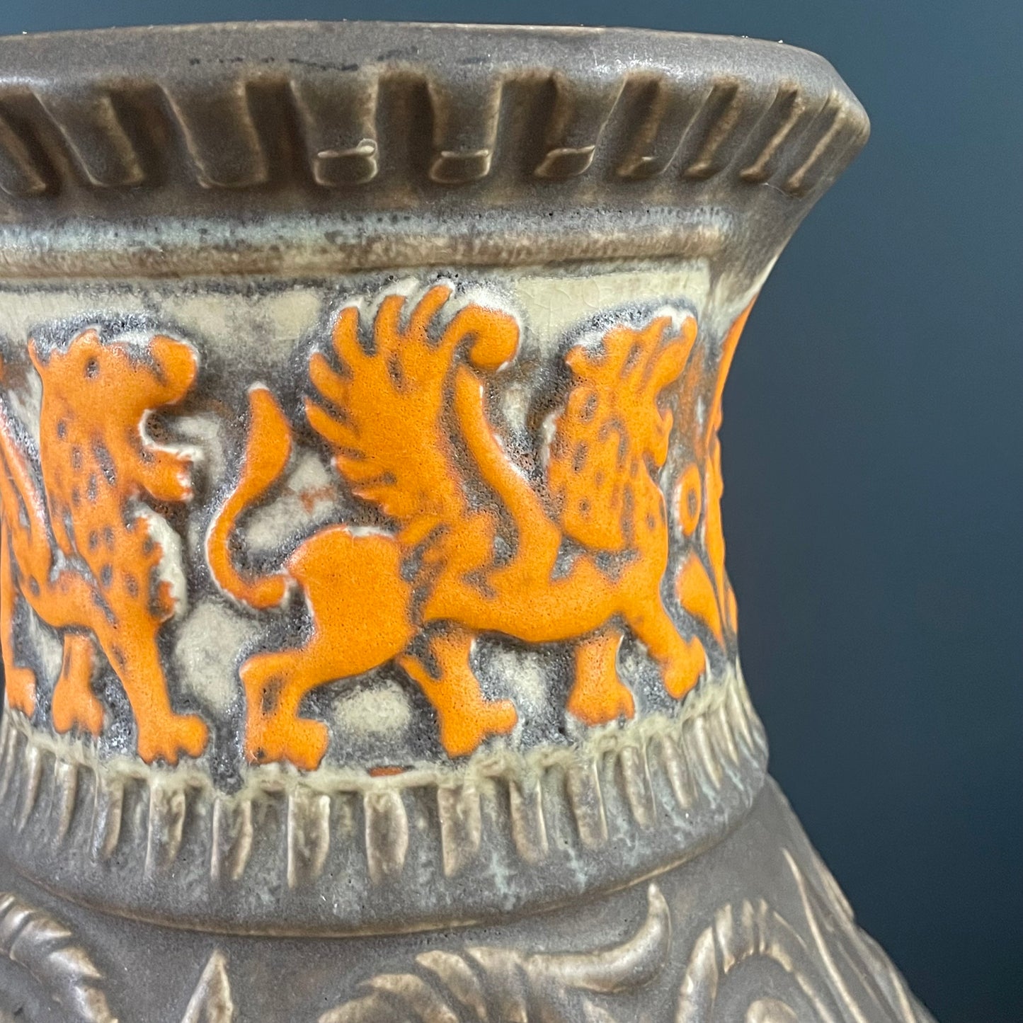 Grand vase de sol West Germany- motifs cavaliers oranges - Ref 1150