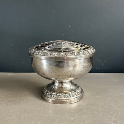 Pique-fleurs ancien en métal plaqué argent, lanthe, Angleterre - Ref 1293