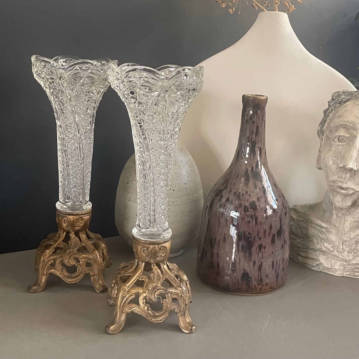 Paire du bougeoirs en régule et verre moulé - Ref 937
