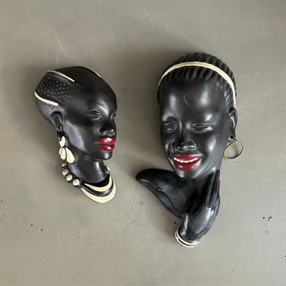 Paire de masques muraux - visages - en céramique années 50 - Ref 1383