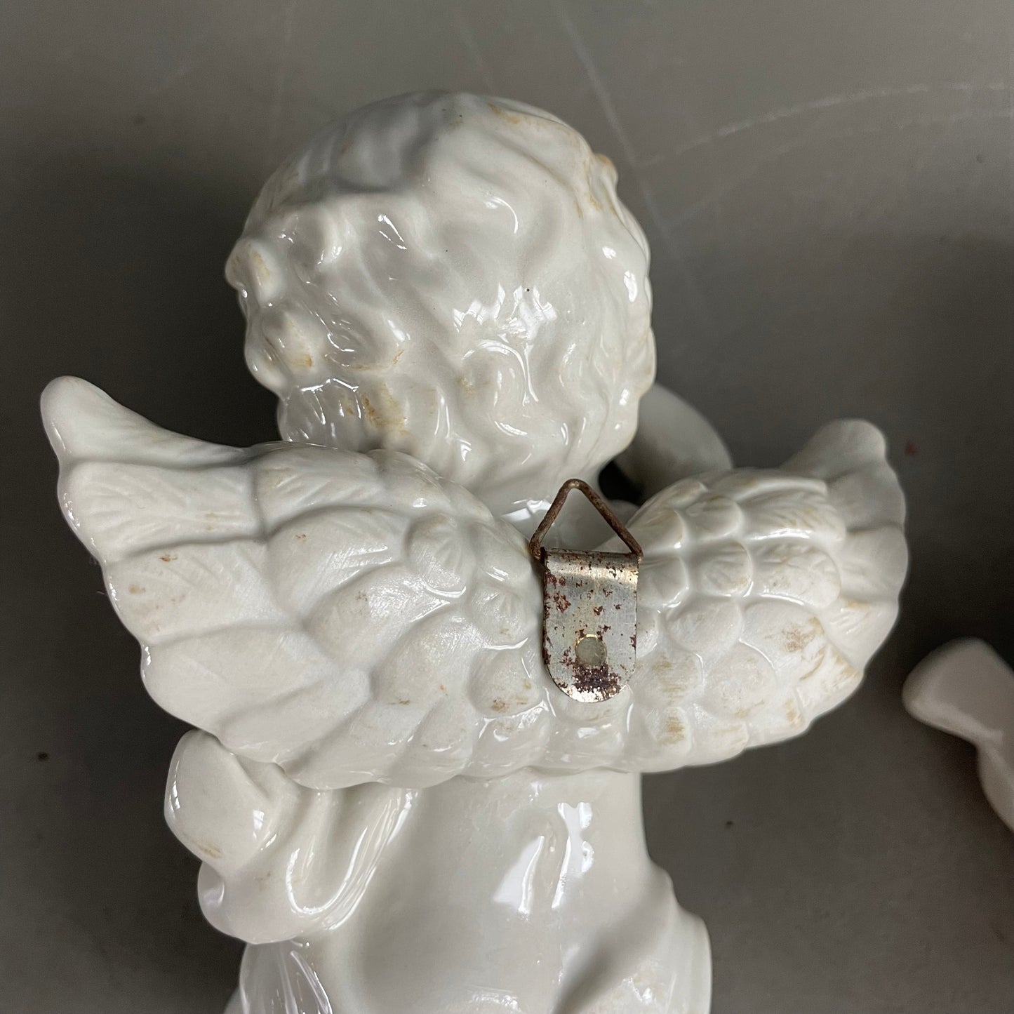 Paire d’anges en porcelaine à suspendre - Ref 1154