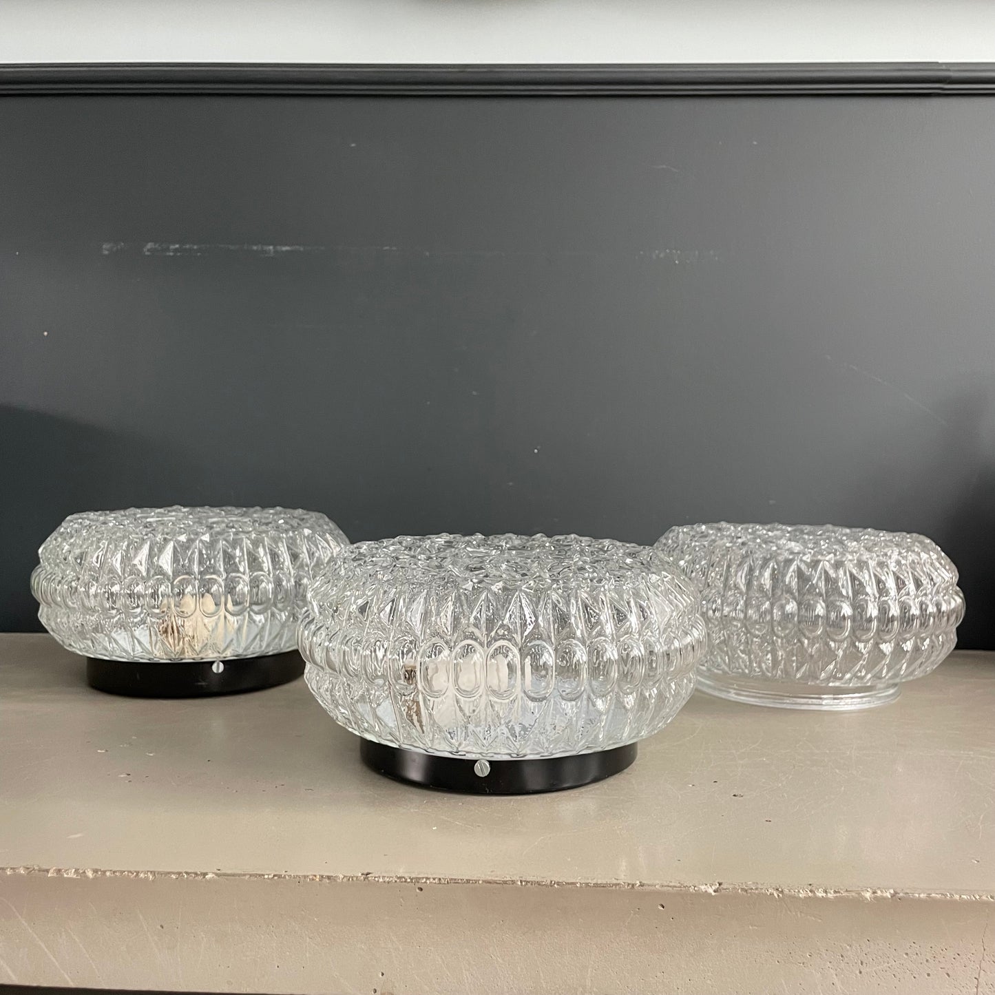Paire de plafonniers / appliques en verre moulé + 1 globe seul - Ref 1179