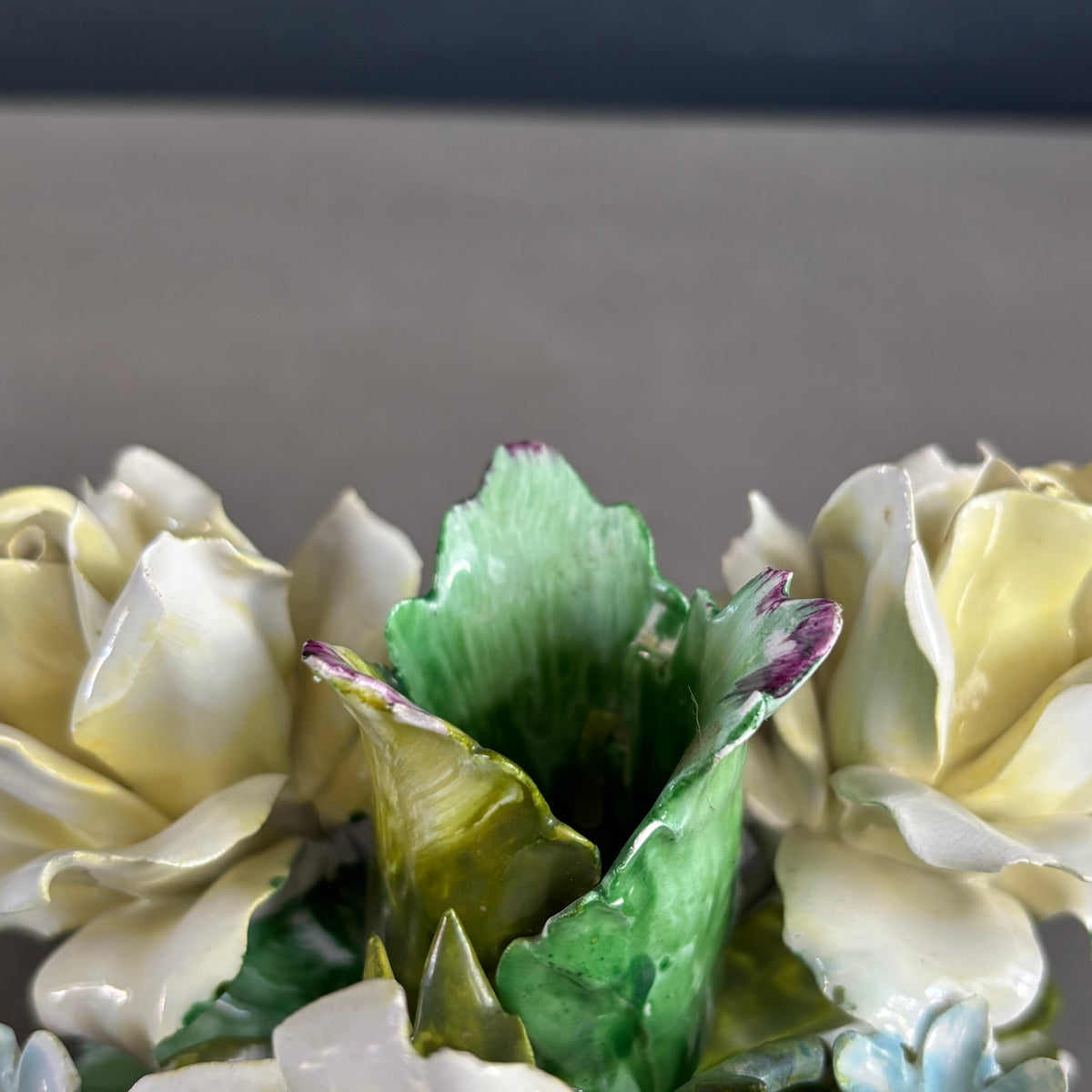 Bougeoir roses en barbotine de porcelaine - Capodimonte Italie - Ref 1378