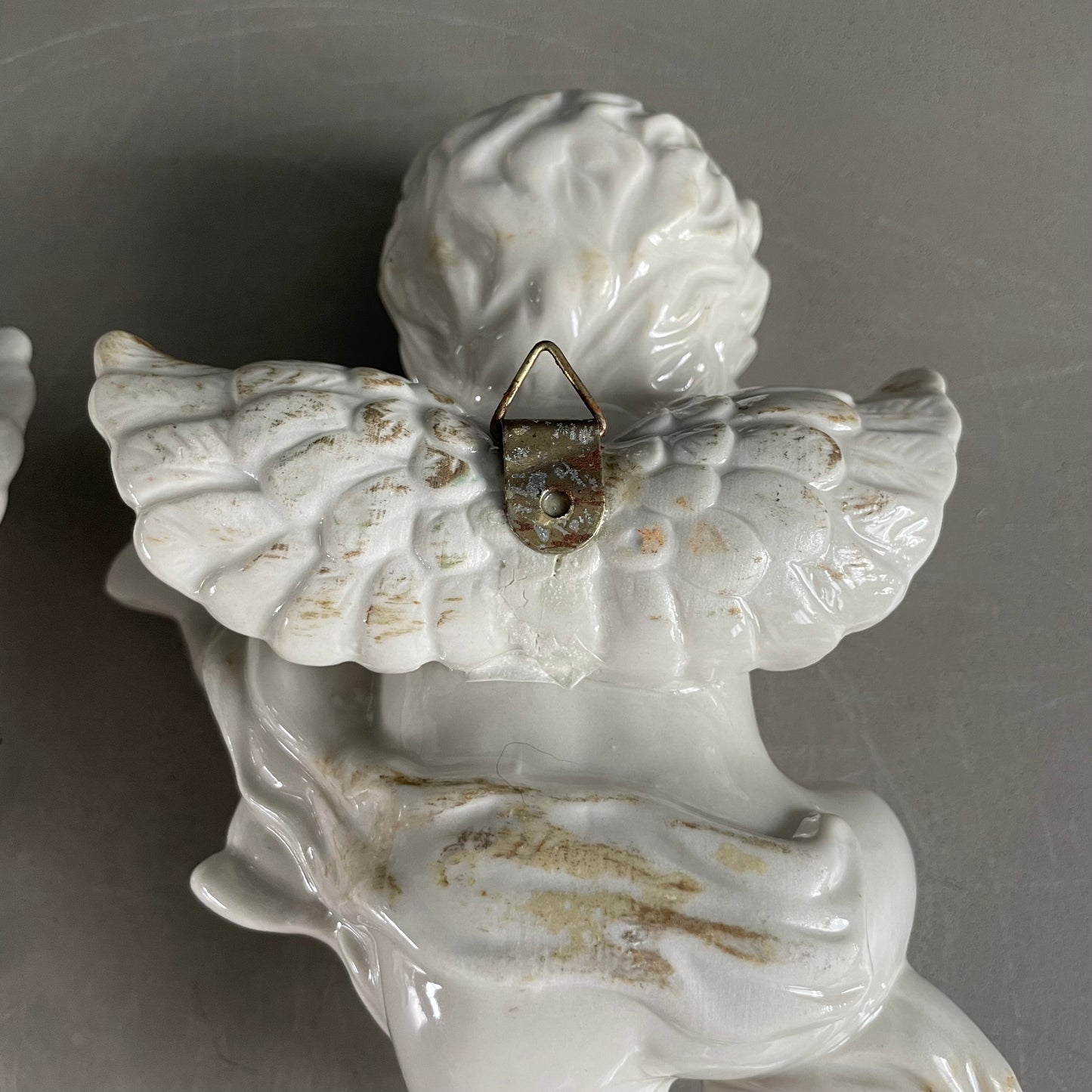 Paire d’anges en porcelaine à suspendre - Ref 1154
