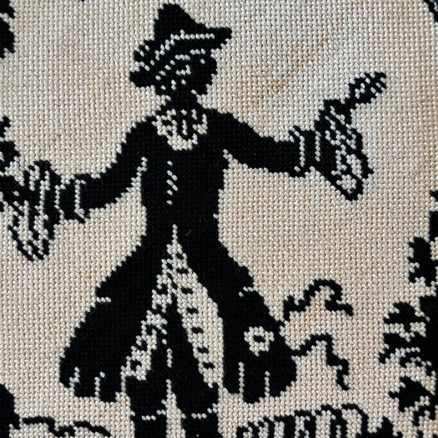 Paire de broderies médaillon romantiques encadrées - Ref 1237