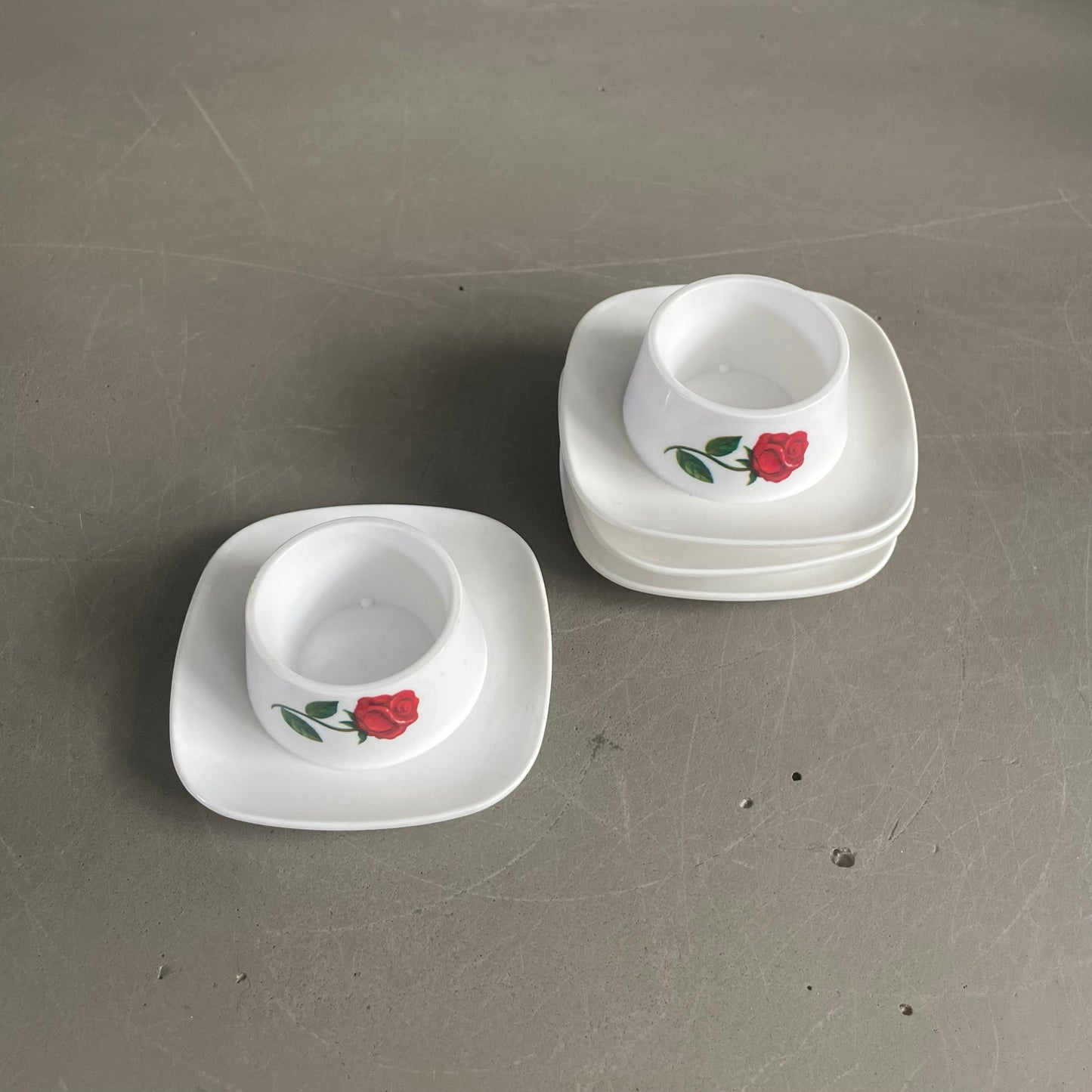 Lot de 4 coquetiers vintage en plastique - Ref 1054