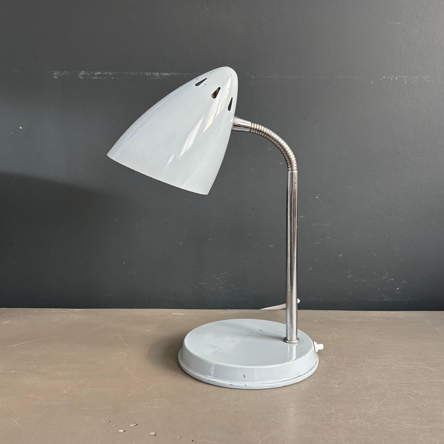 Lampe de bureau vintage Kompernass orientable en métal laqué gris perle - Ref 1270