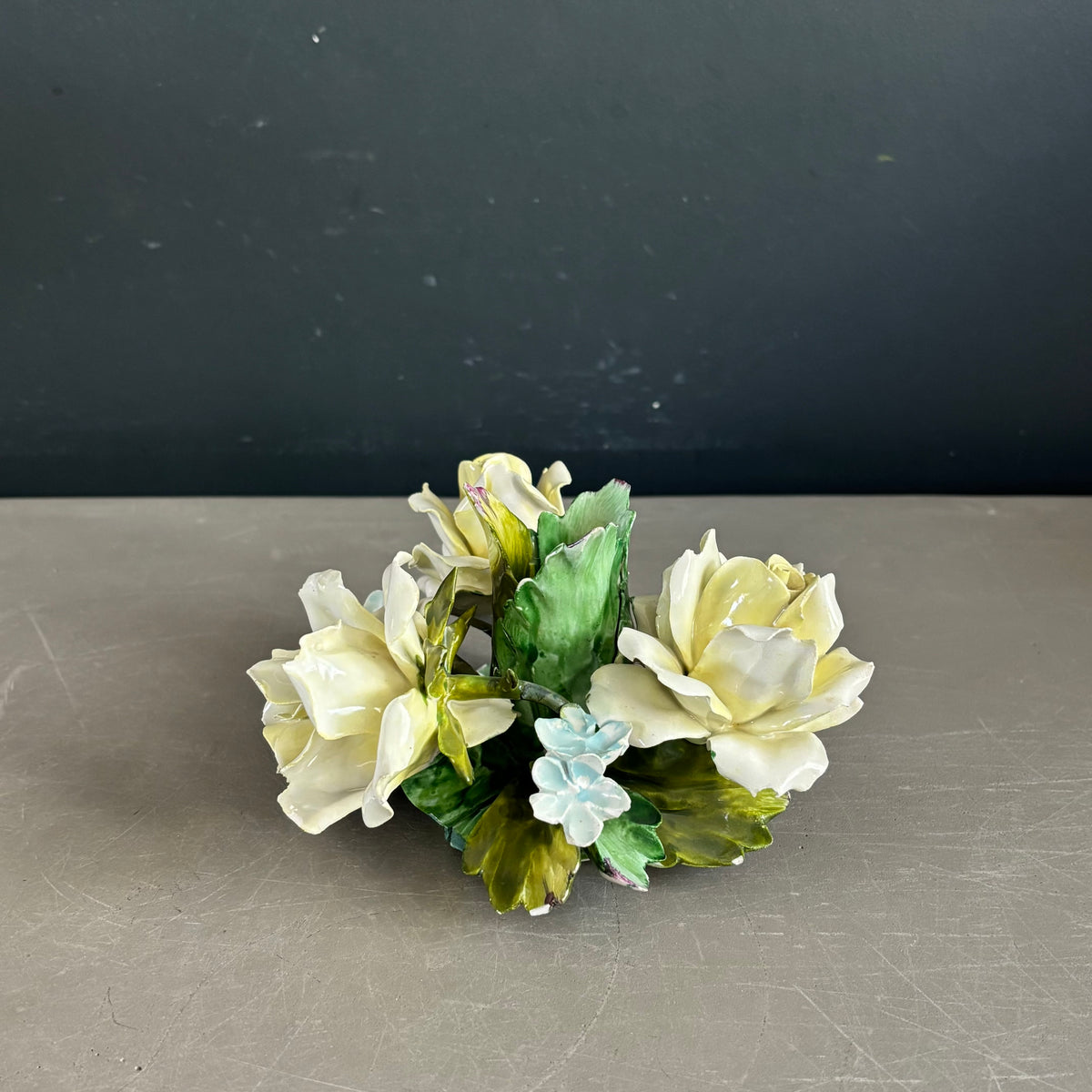 Bougeoir roses en barbotine de porcelaine - Capodimonte Italie - Ref 1378