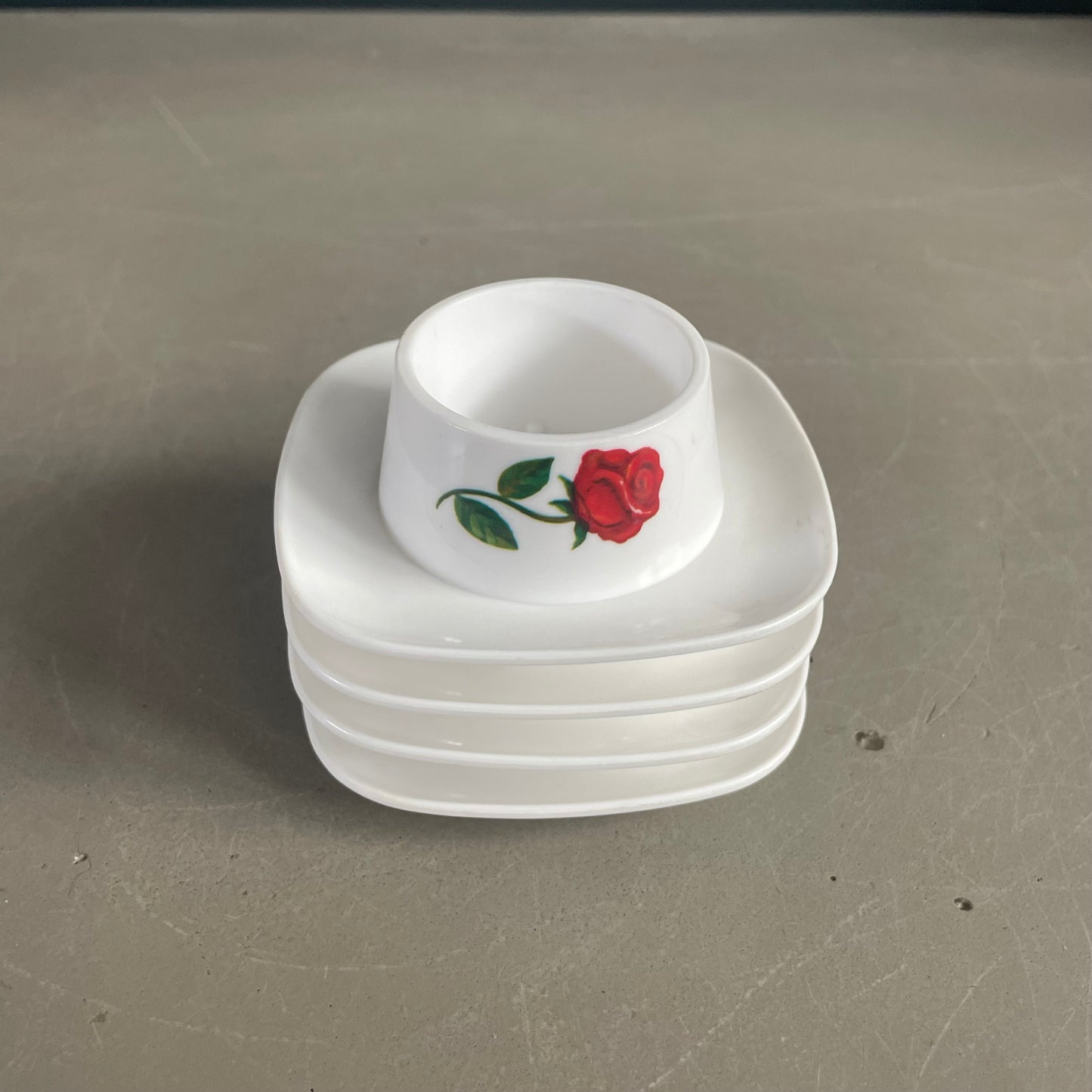 Lot de 4 coquetiers vintage en plastique - Ref 1054