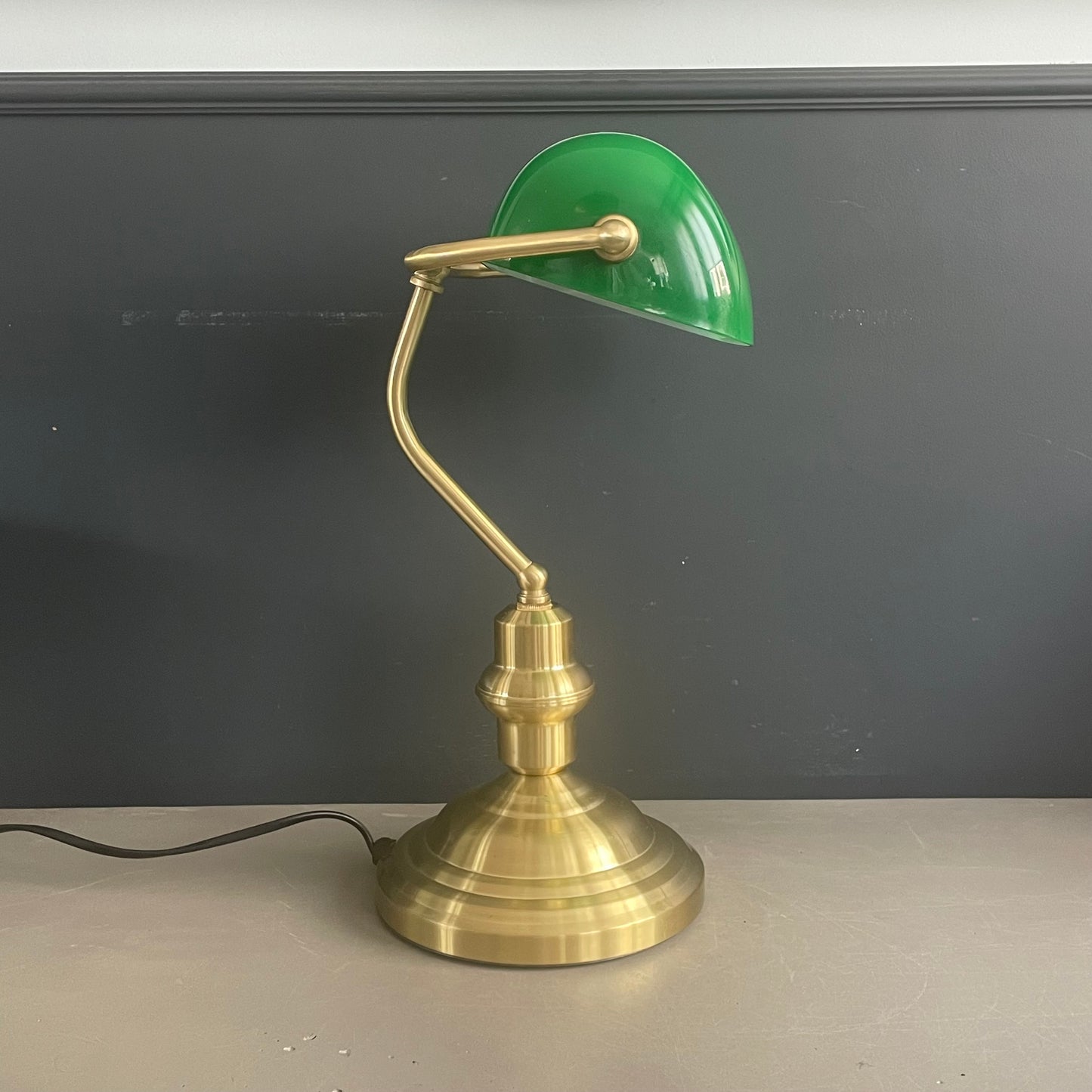Lampe de bureau abat-jour en verre vert et pied en métal doré - Ref 1188