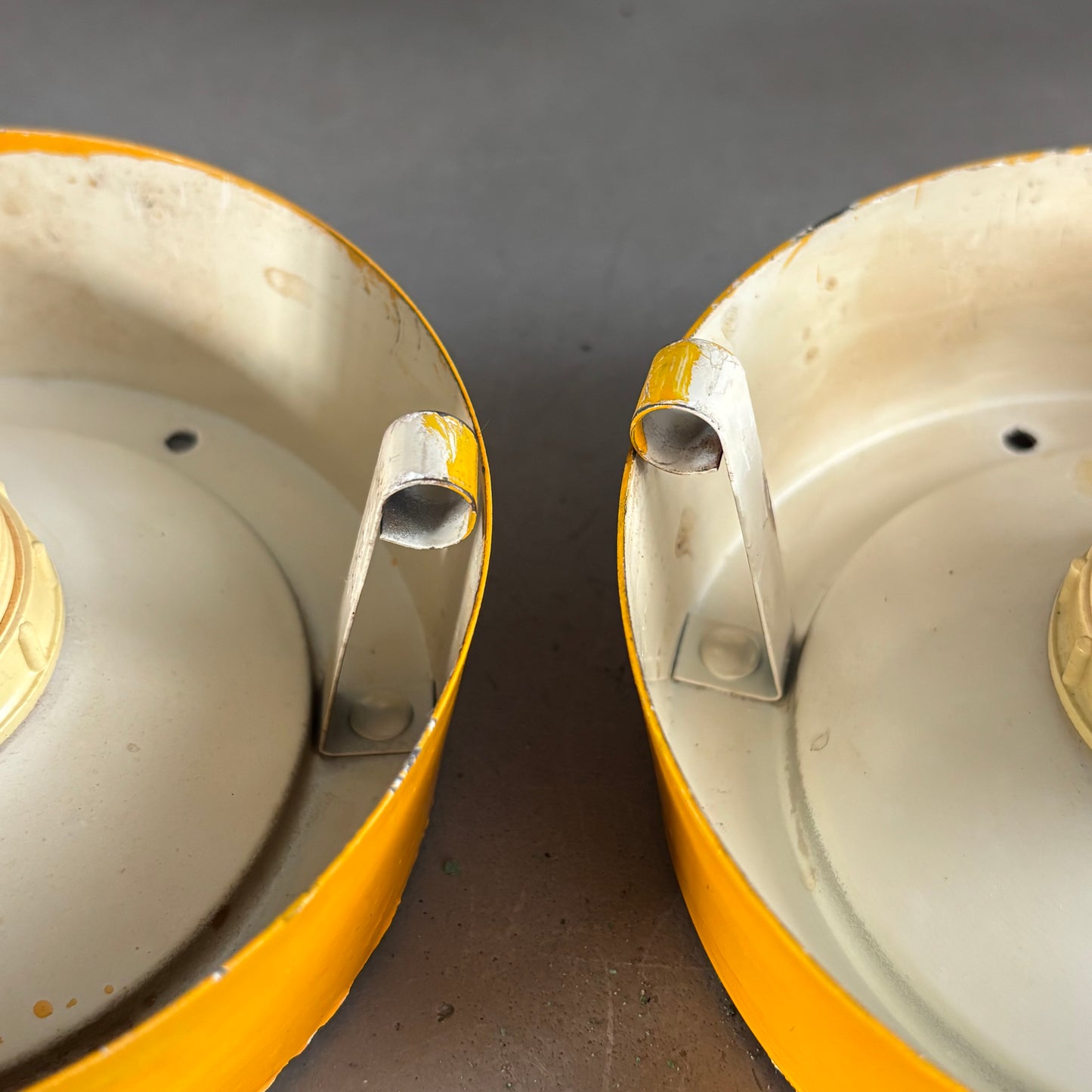 Paire d’appliques murales avec globes soucoupes en opaline - Ref 1266