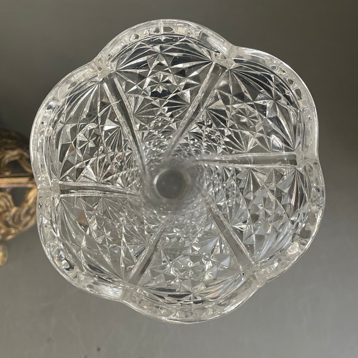 Paire du bougeoirs en régule et verre moulé - Ref 937