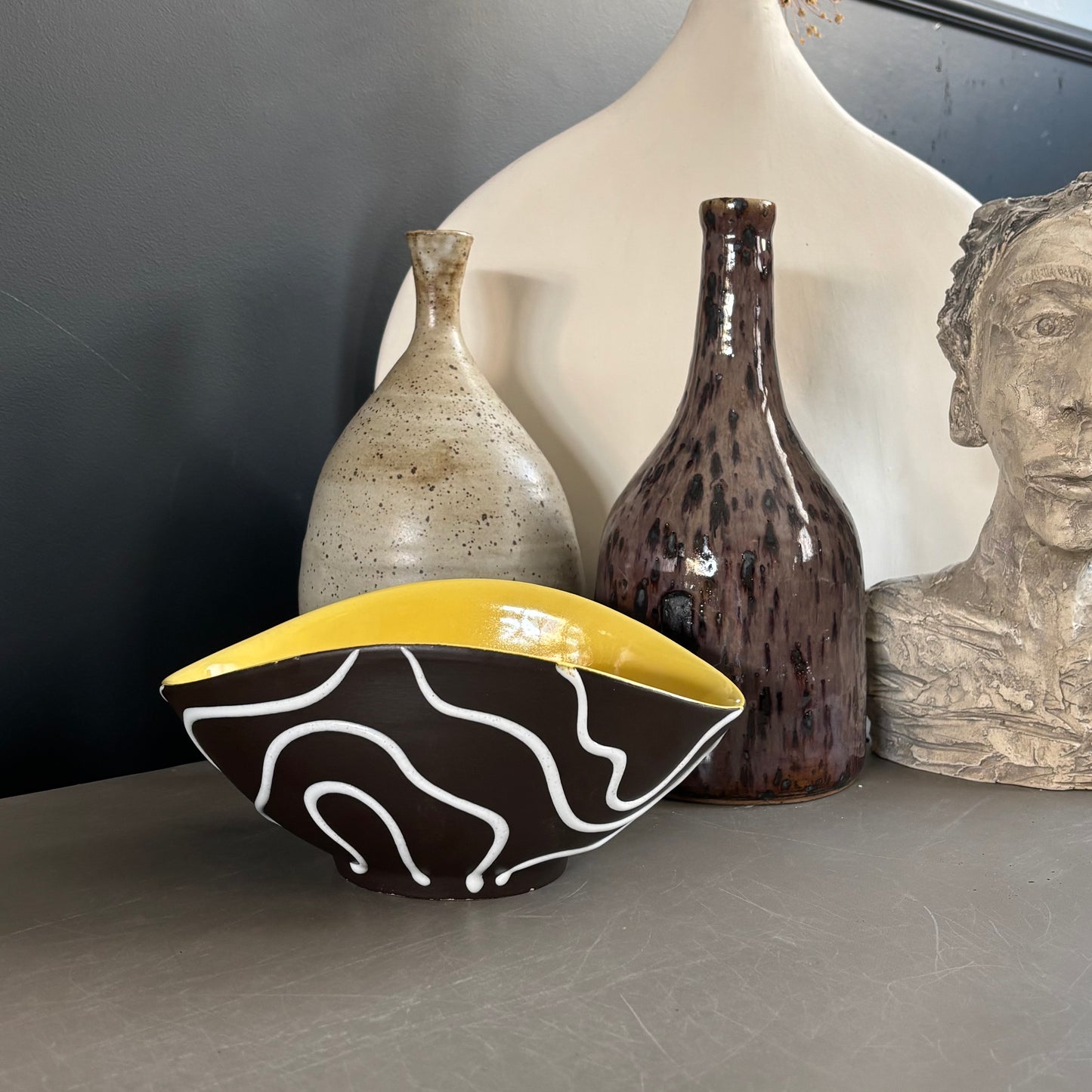 Bol apéritif en céramique jaune et noir, forme libre, West Germany - Ref 1216
