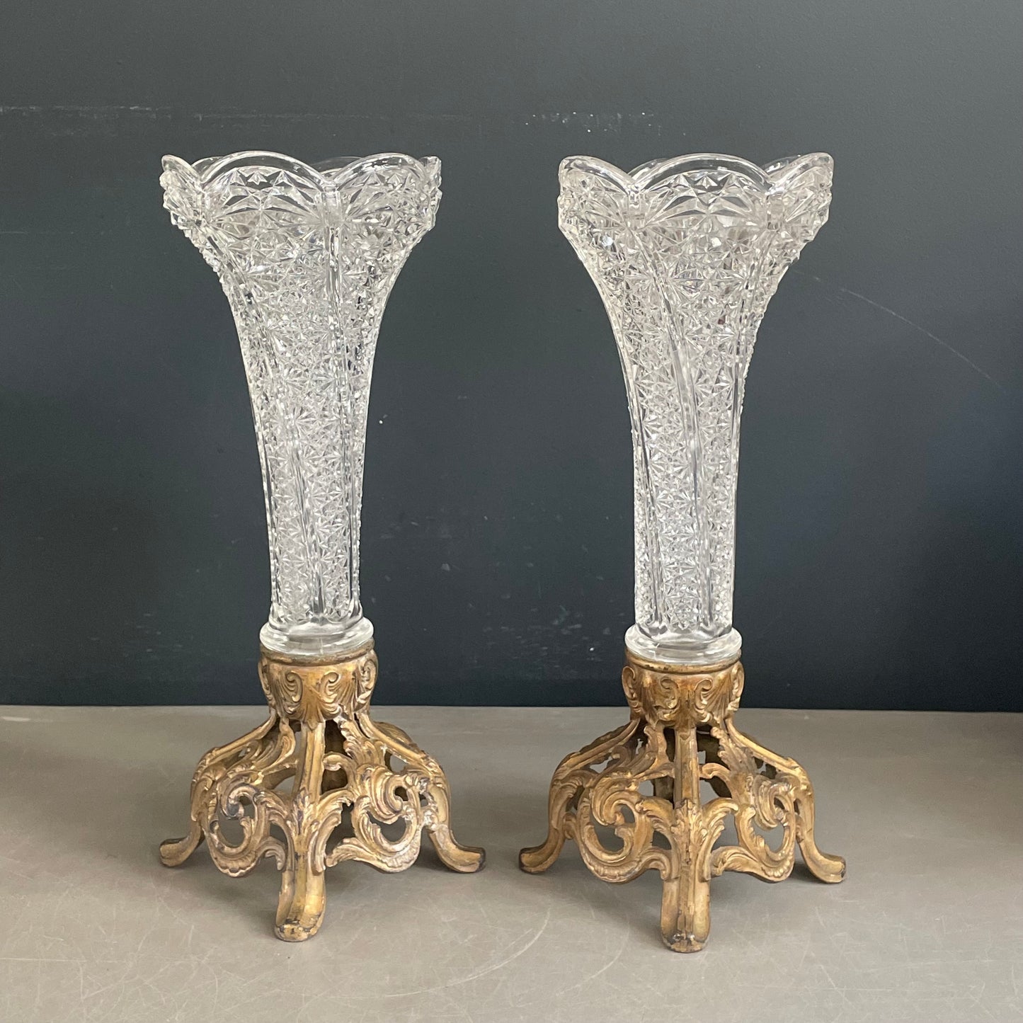 Paire du bougeoirs en régule et verre moulé - Ref 937