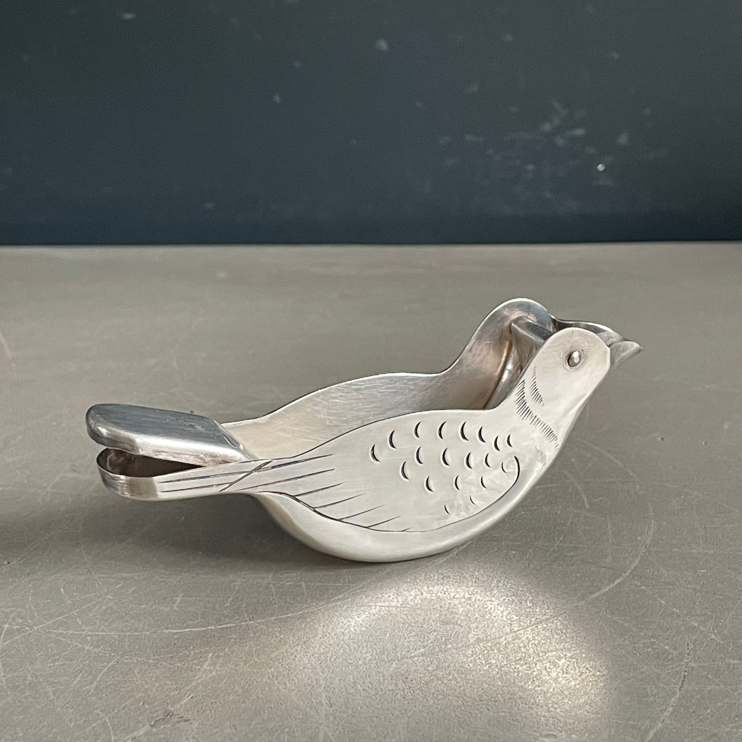 Presse-citron oiseau ancien en metal argenté - Ref 929
