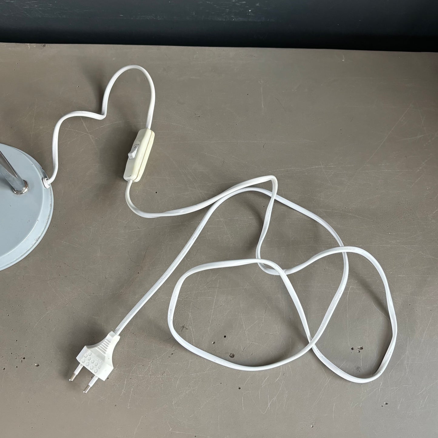 Lampe de bureau vintage Kompernass orientable en métal laqué gris perle - Ref 1270