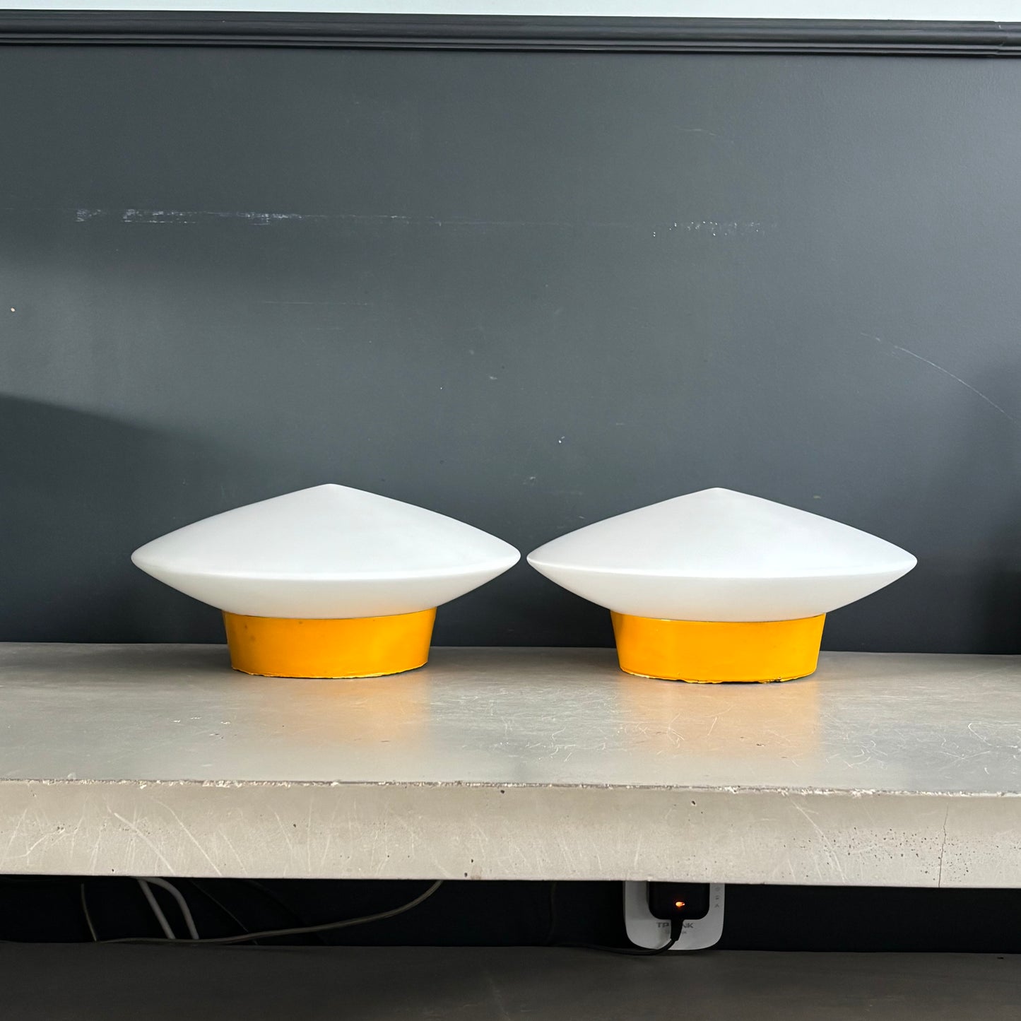 Paire d’appliques murales avec globes soucoupes en opaline - Ref 1266