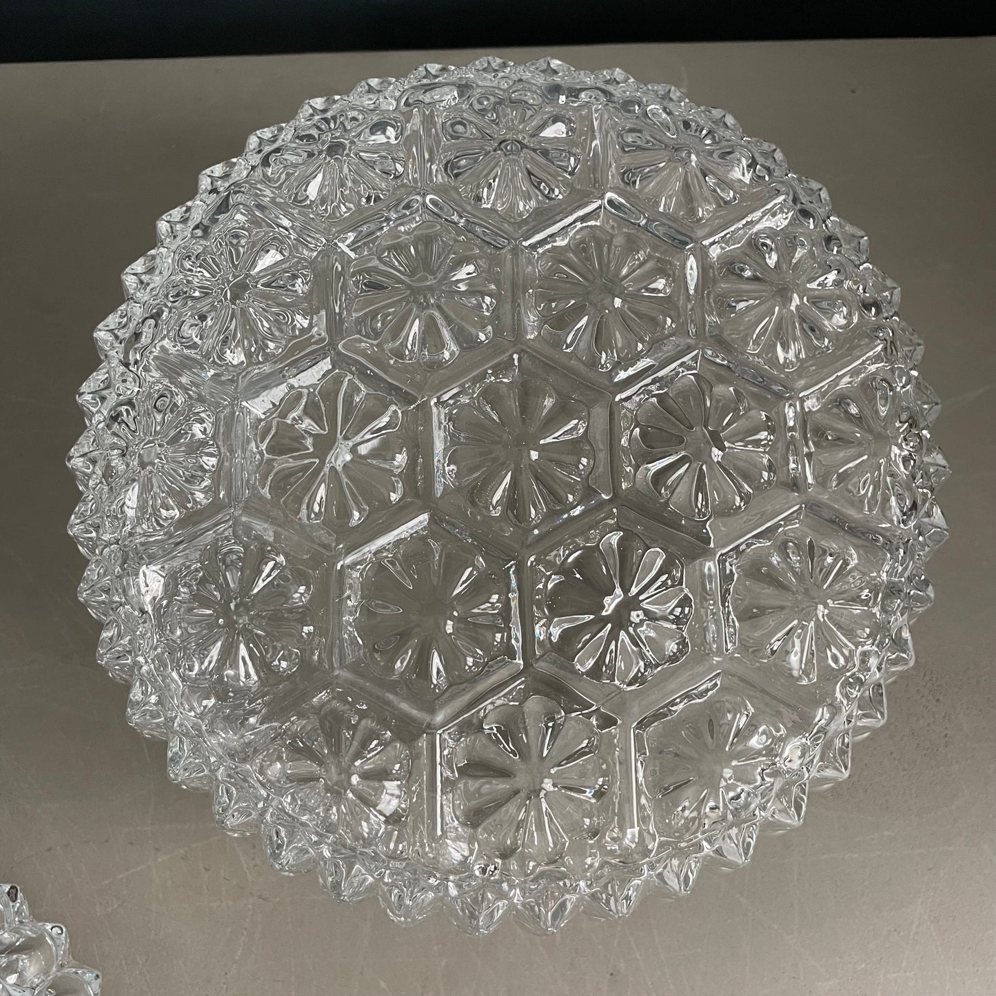 Paire de plafonniers / appliques en verre moulé + 1 globe seul - Ref 1179