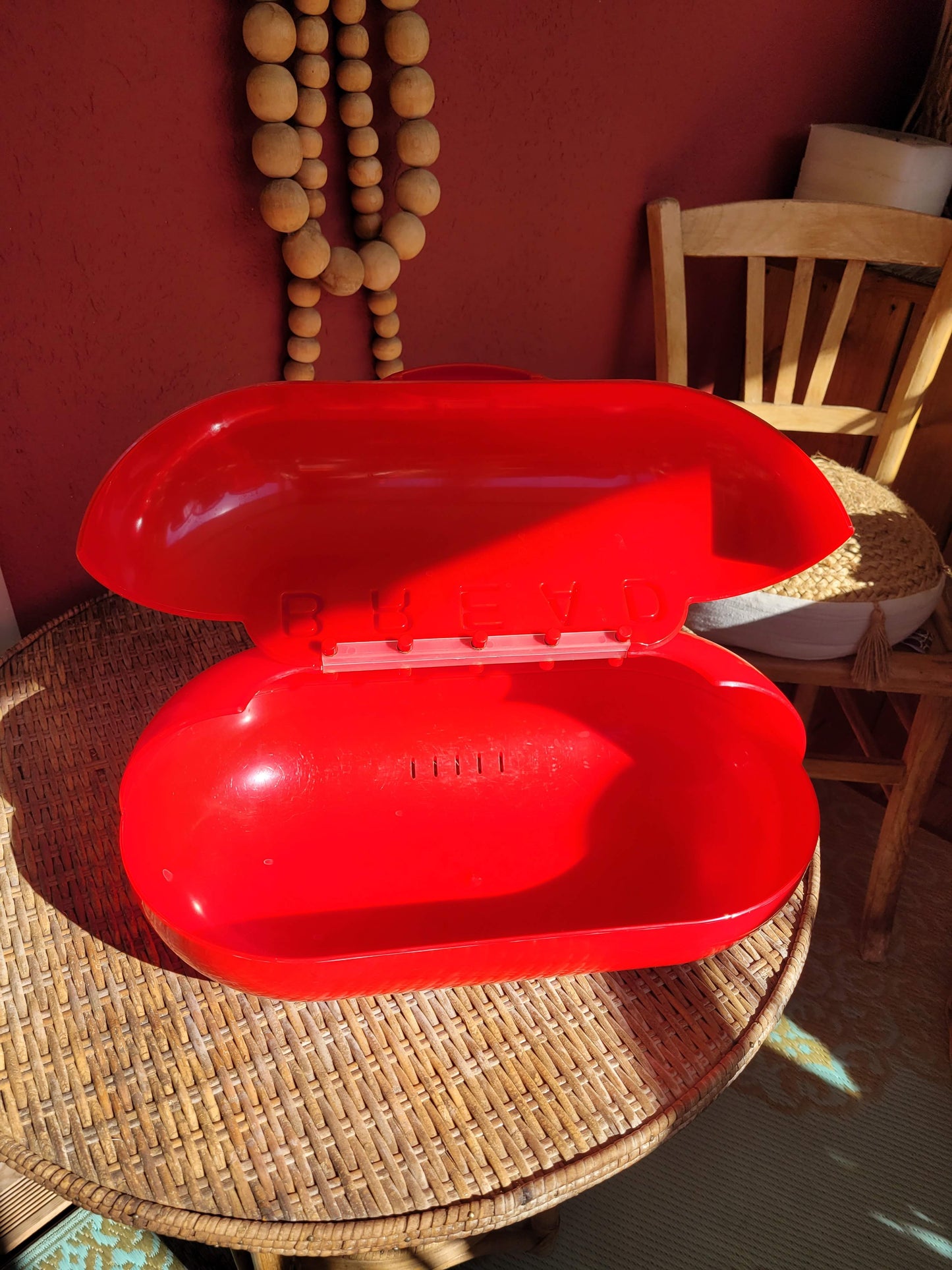 Boîte à pain vintage en plastique rouge - Ref 202