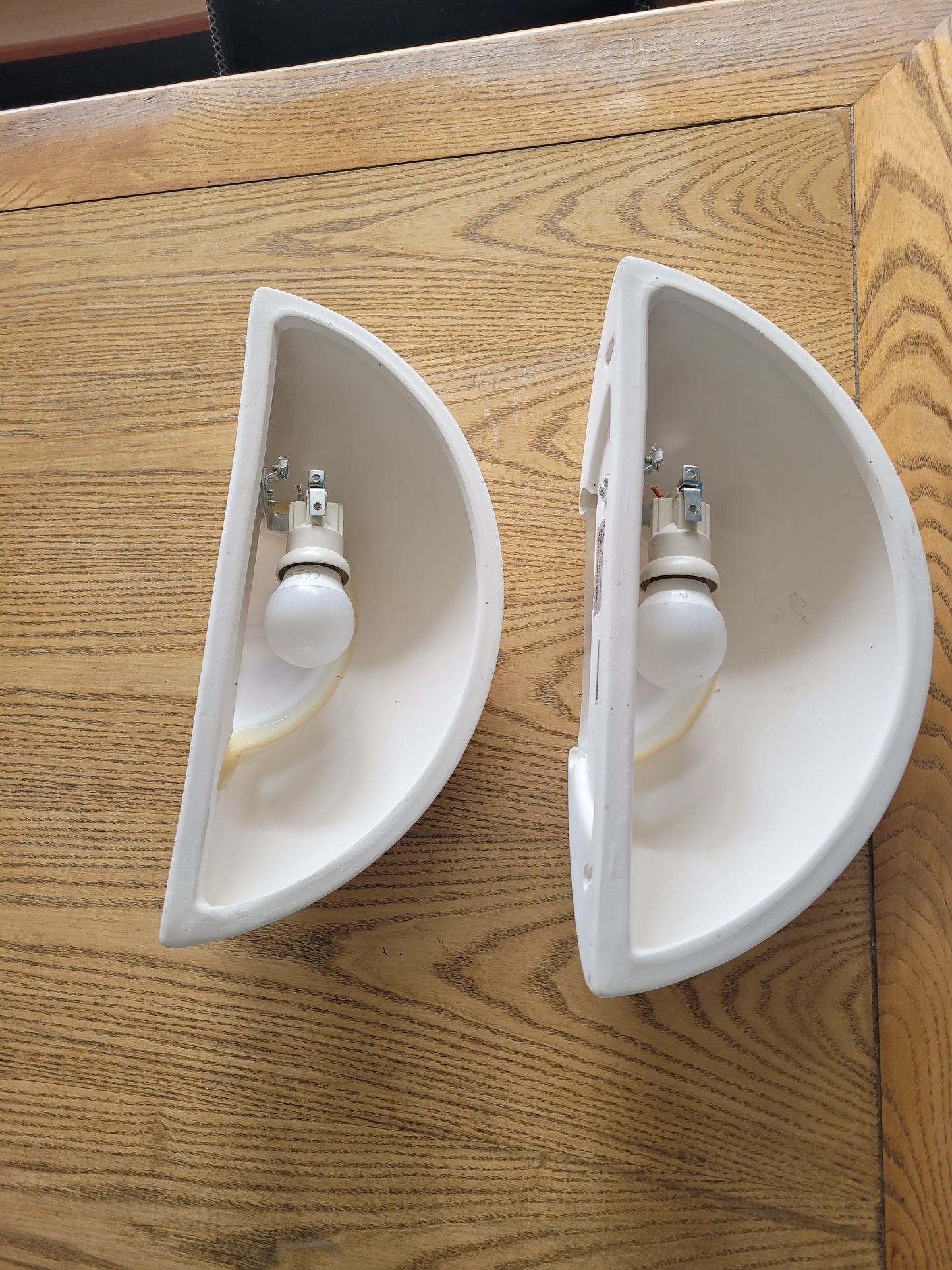 Paire d'appliques demi-lune en plâtre - ref 235