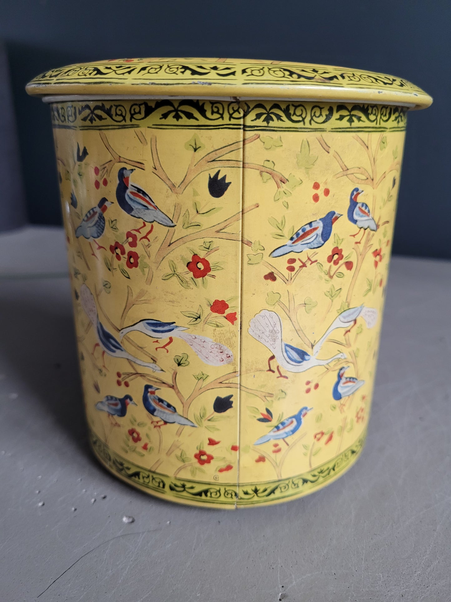 Boîte en fer cylindrique - Oiseaux sur fond jaune - Réf 237